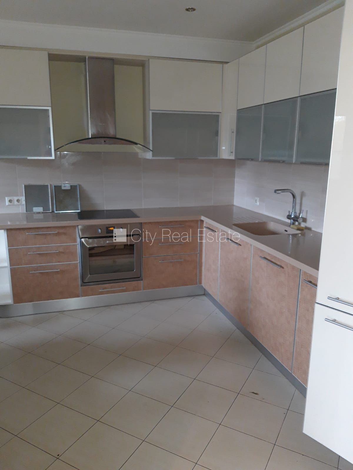 Sludinājumi. Rindu māja, labiekārtots apzaļumots pagalms, slēgta teritorija, teritorijas iebrauktuves vārti Cena: 240000 EUR Foto #6