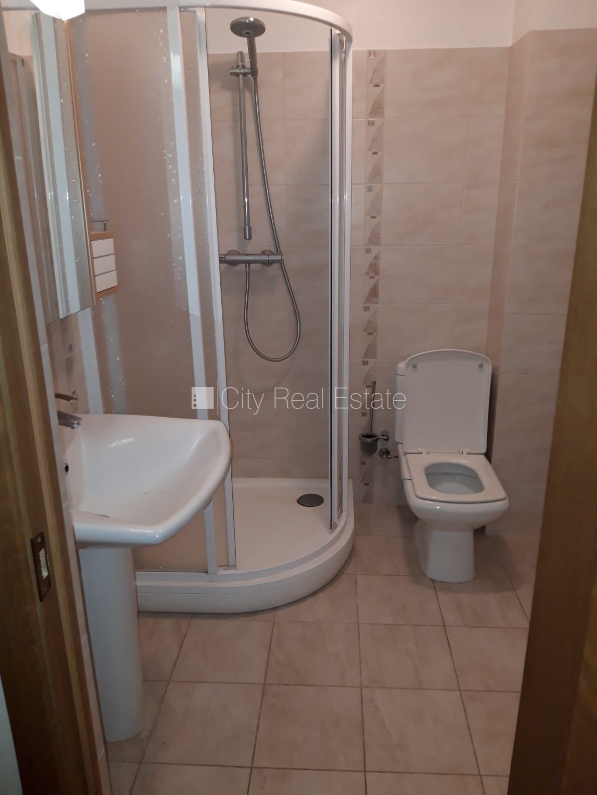 Sludinājumi. Rindu māja, labiekārtots apzaļumots pagalms, slēgta teritorija, teritorijas iebrauktuves vārti Cena: 240000 EUR Foto #22