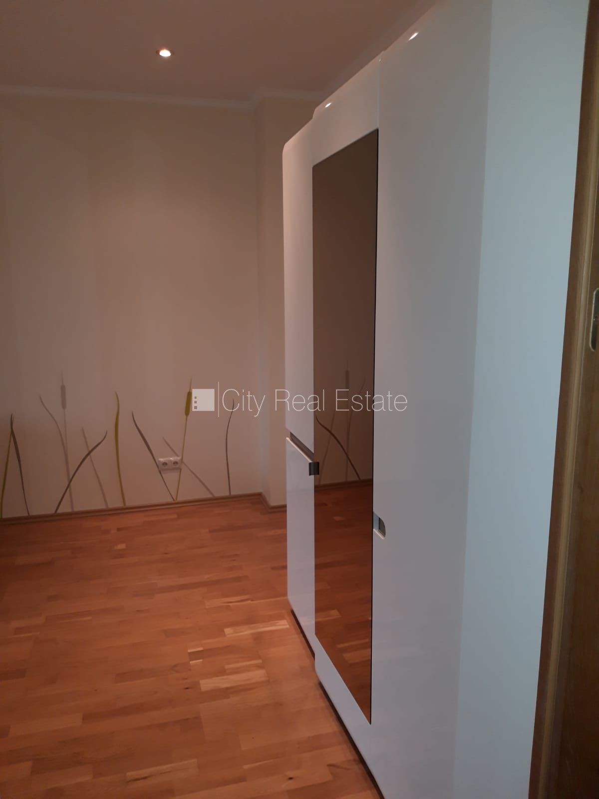 Sludinājumi. Rindu māja, labiekārtots apzaļumots pagalms, slēgta teritorija, teritorijas iebrauktuves vārti Cena: 240000 EUR Foto #9