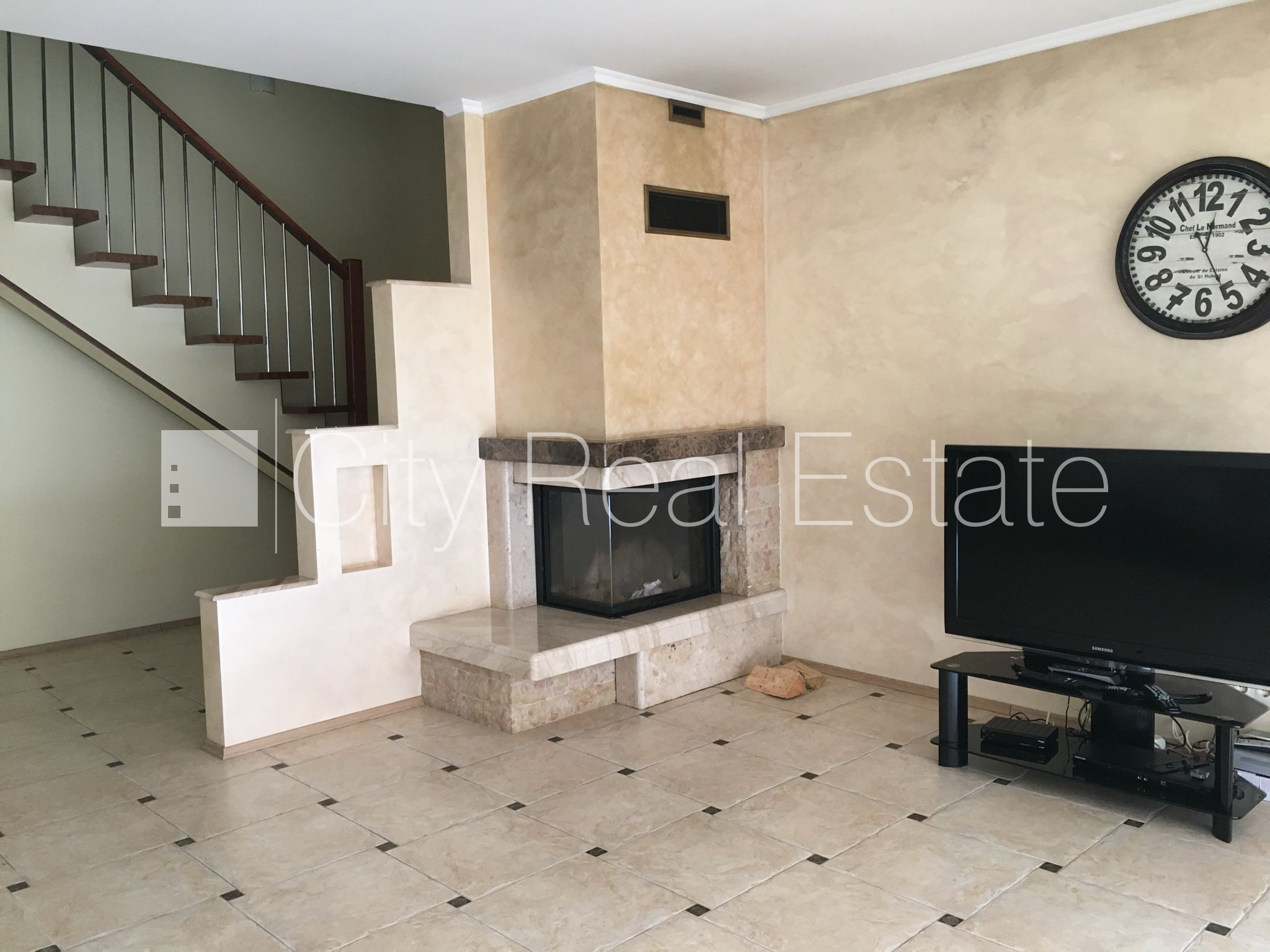 Sludinājumi. Rindu māja, labiekārtots apzaļumots pagalms, slēgta teritorija, teritorijas iebrauktuves vārti Cena: 240000 EUR Foto #1