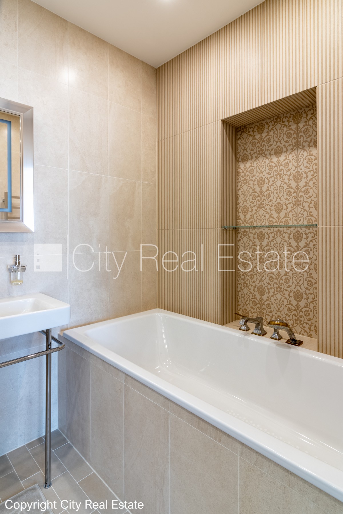 Sludinājumi. Zeme īpašumā, jaunceltne, fasādes māja, labiekārtots apzaļumots pagalms, slēgts pagalms, iežogota Cena: 460000 EUR Foto #25