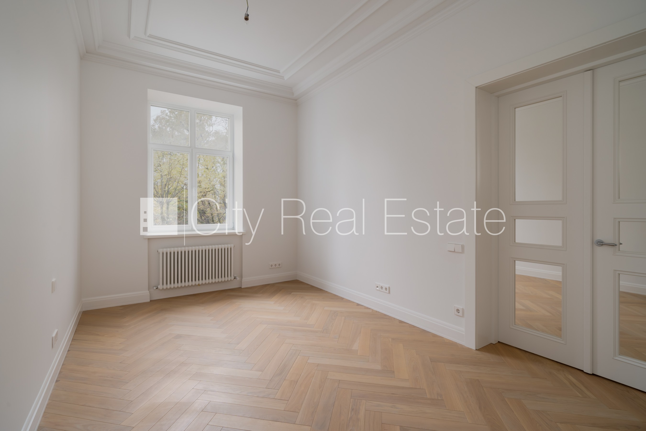 Sludinājumi. Fasādes māja, renovēta māja, labiekārtots apzaļumots pagalms, ieeja no ielas, ir lifts, kāpņu telpa Cena: 361200 EUR Foto #2