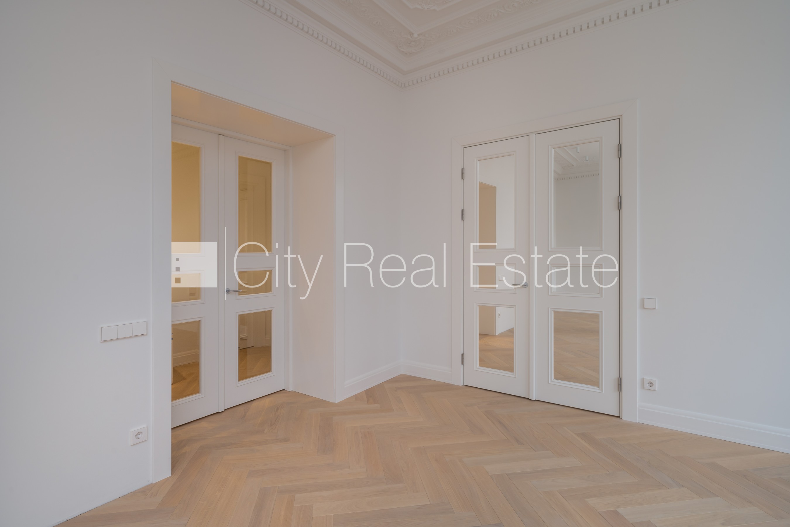 Sludinājumi. Fasādes māja, renovēta māja, labiekārtots apzaļumots pagalms, ieeja no ielas, ir lifts, kāpņu telpa Cena: 361200 EUR Foto #6