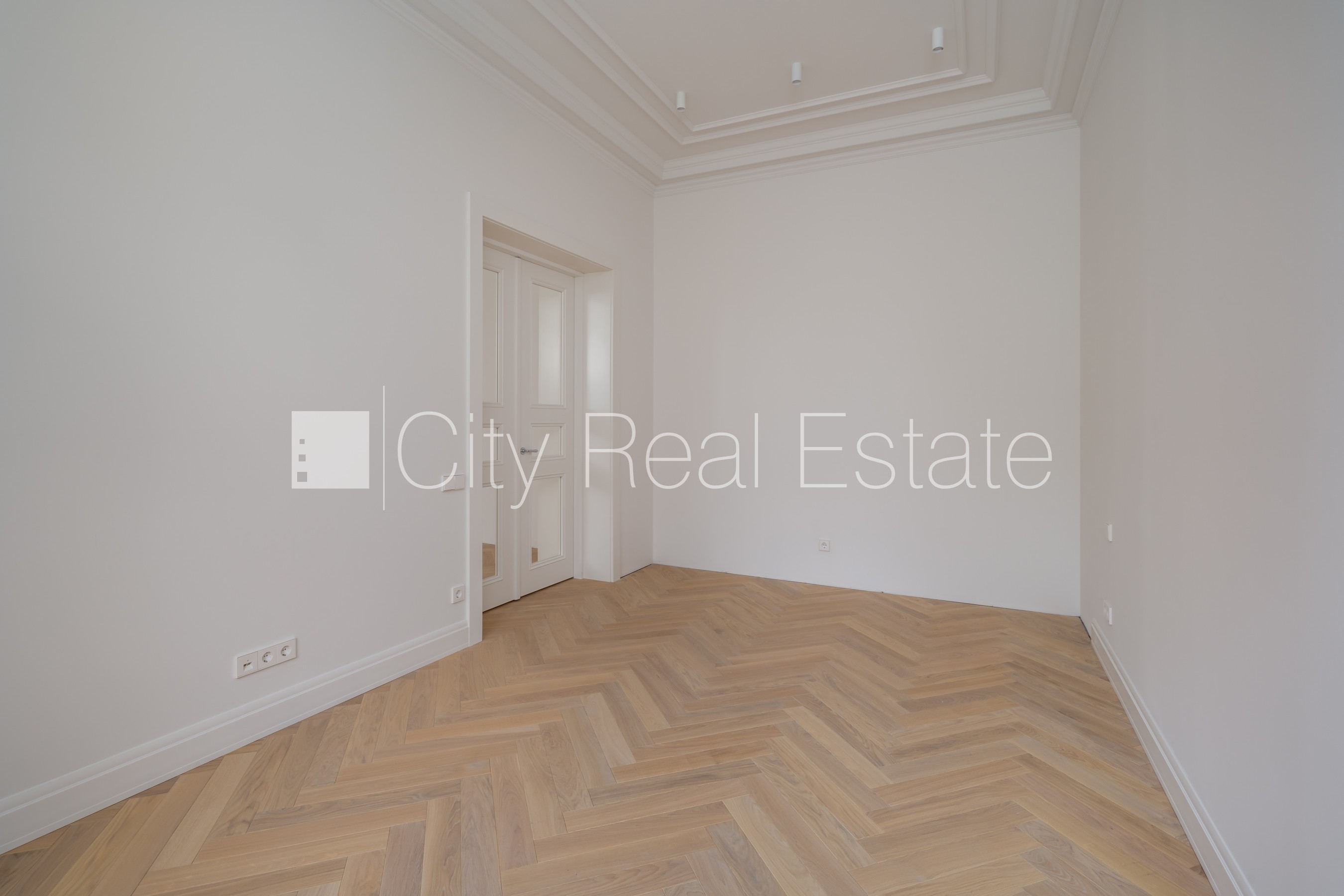 Sludinājumi. Fasādes māja, renovēta māja, labiekārtots apzaļumots pagalms, ieeja no ielas, ir lifts, kāpņu telpa Cena: 361200 EUR Foto #3