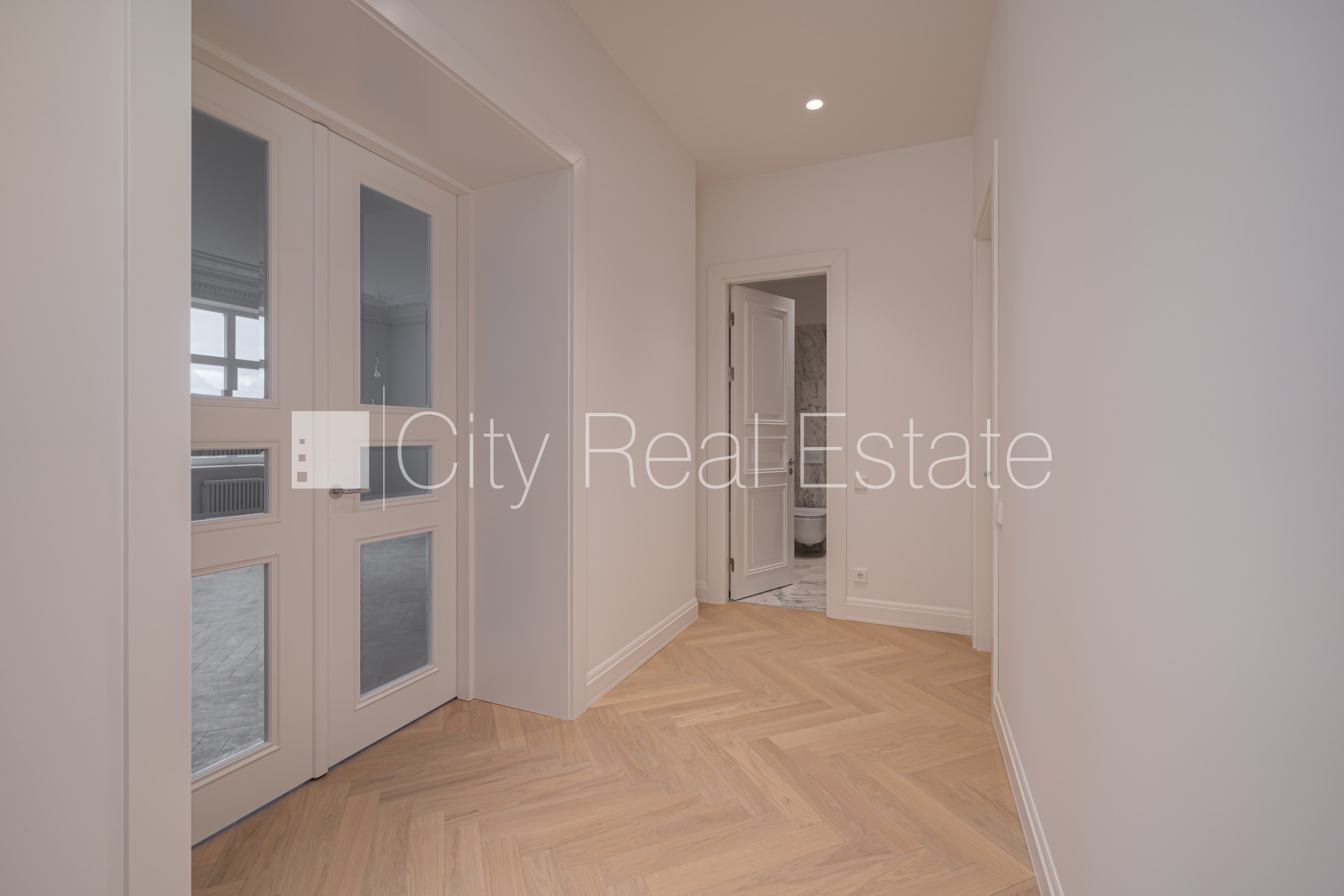 Sludinājumi. Fasādes māja, renovēta māja, labiekārtots apzaļumots pagalms, ieeja no ielas, ir lifts, kāpņu telpa Cena: 361200 EUR Foto #7