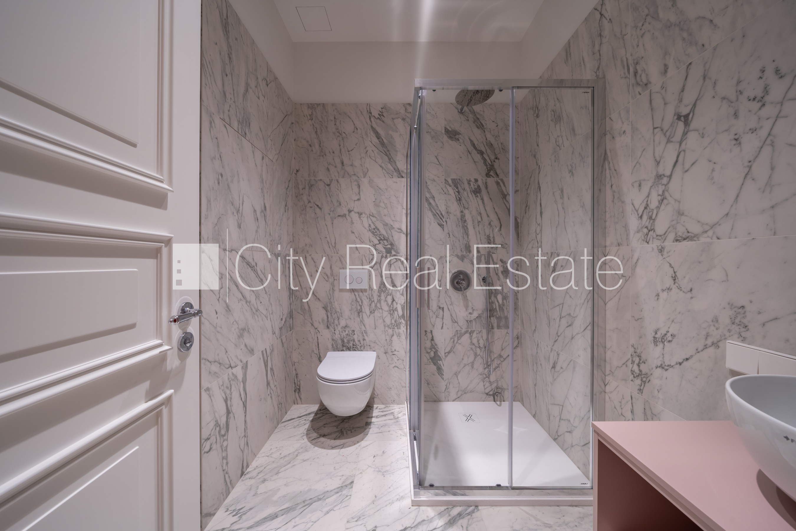 Sludinājumi. Fasādes māja, renovēta māja, labiekārtots apzaļumots pagalms, ieeja no ielas, ir lifts, kāpņu telpa Cena: 361200 EUR Foto #8