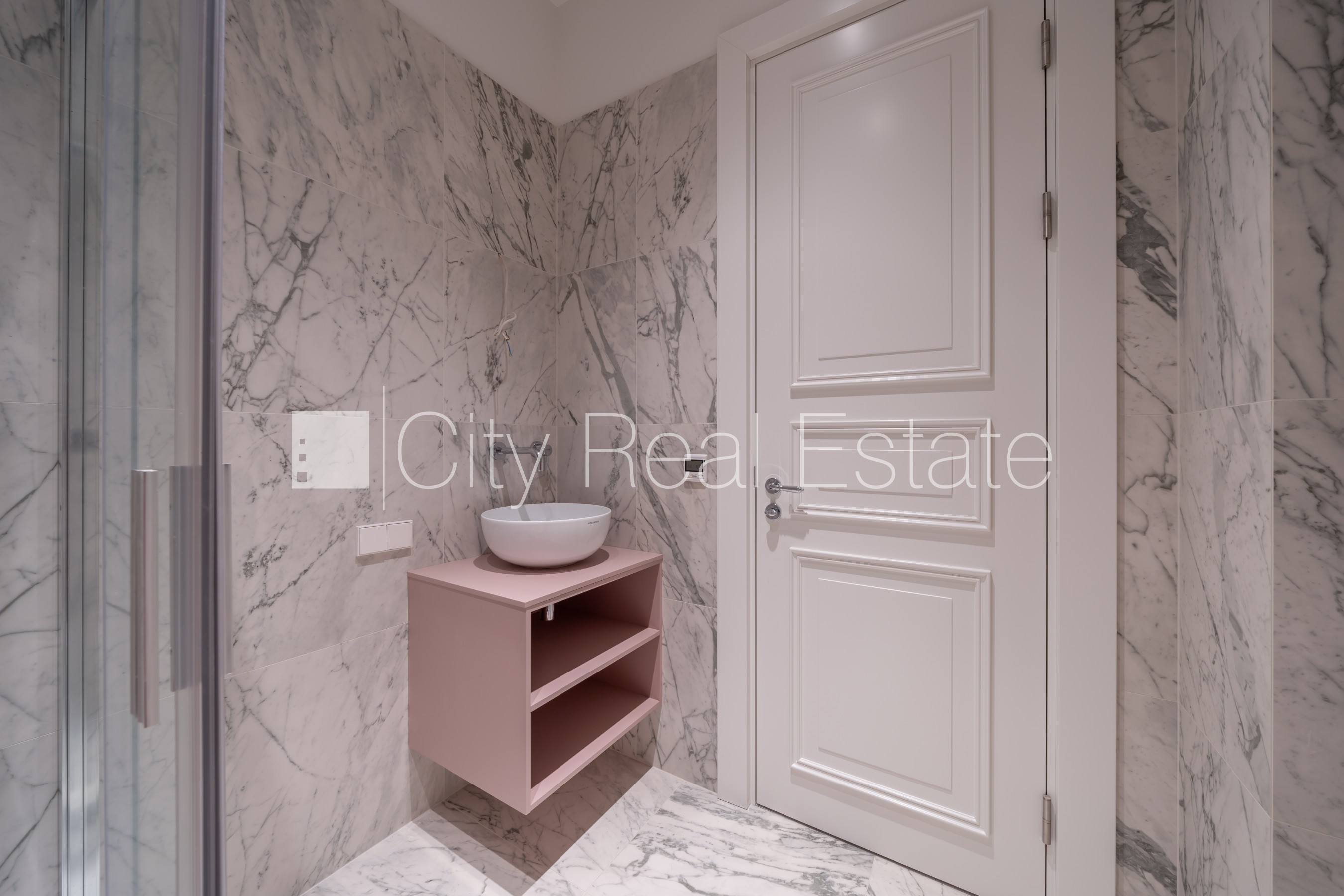 Sludinājumi. Fasādes māja, renovēta māja, labiekārtots apzaļumots pagalms, ieeja no ielas, ir lifts, kāpņu telpa Cena: 361200 EUR Foto #10