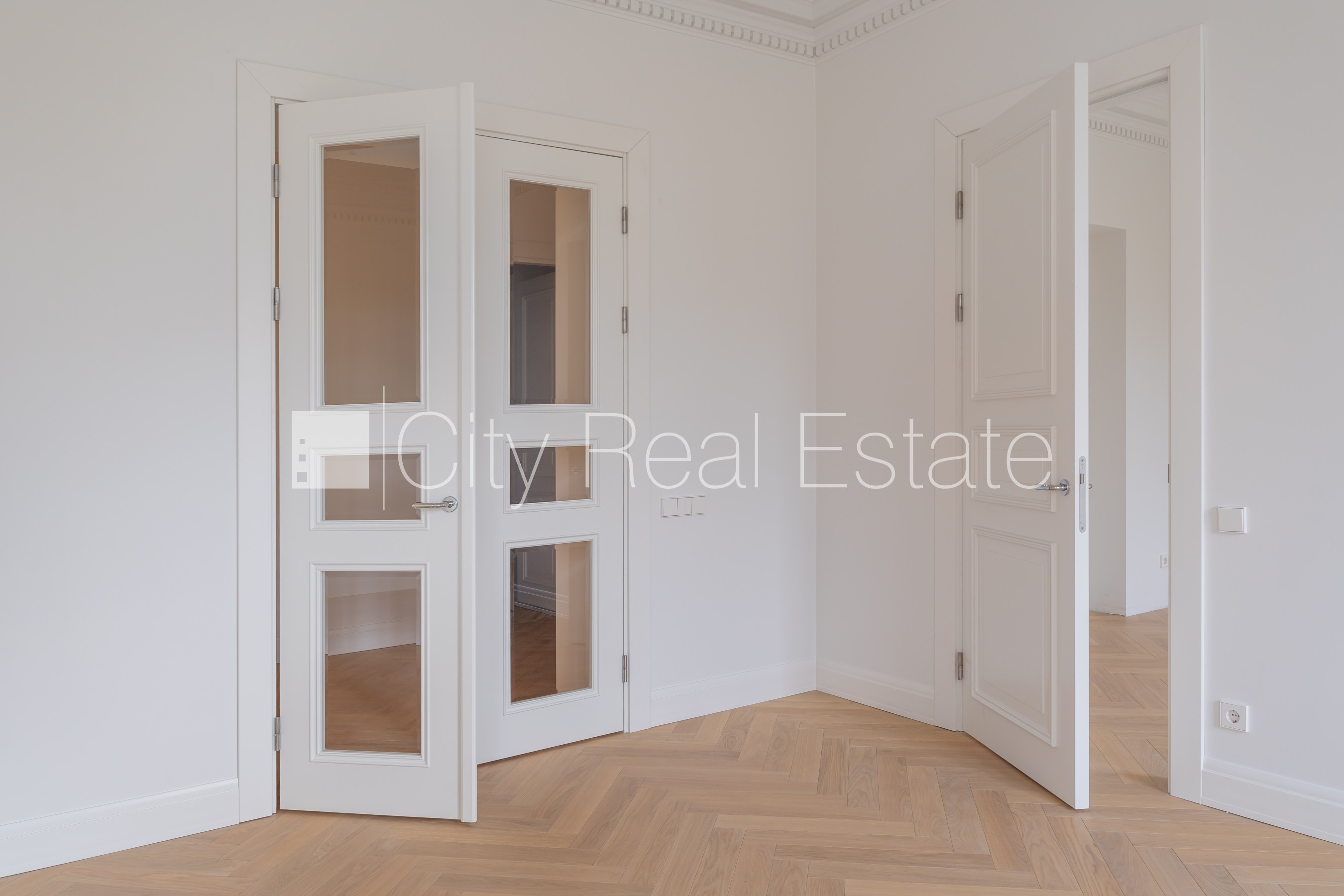 Sludinājumi. Fasādes māja, renovēta māja, labiekārtots apzaļumots pagalms, ieeja no ielas, ir lifts, kāpņu telpa Cena: 361200 EUR Foto #13