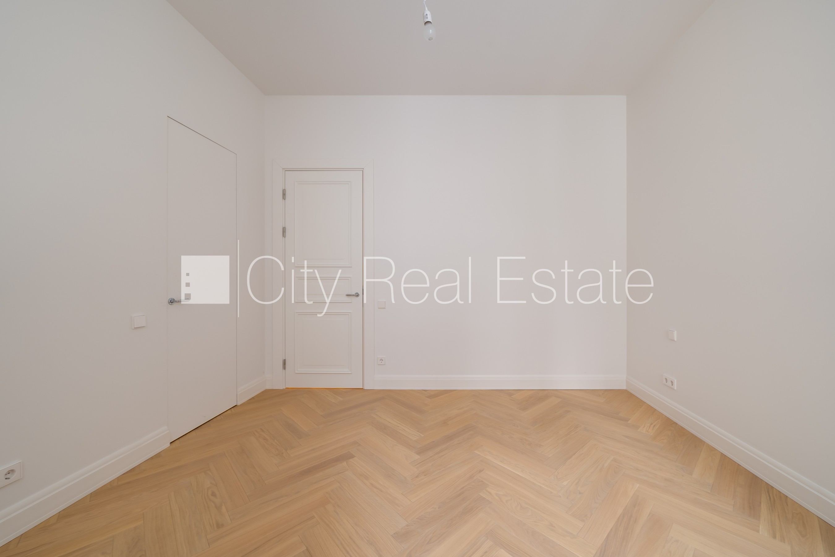 Sludinājumi. Fasādes māja, renovēta māja, labiekārtots apzaļumots pagalms, ieeja no ielas, ir lifts, kāpņu telpa Cena: 361200 EUR Foto #15