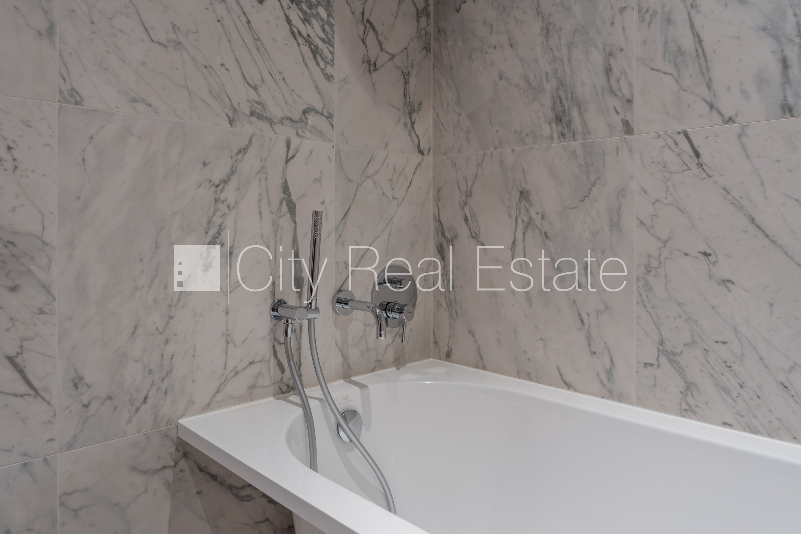 Sludinājumi. Fasādes māja, renovēta māja, labiekārtots apzaļumots pagalms, ieeja no ielas, ir lifts, kāpņu telpa Cena: 361200 EUR Foto #18