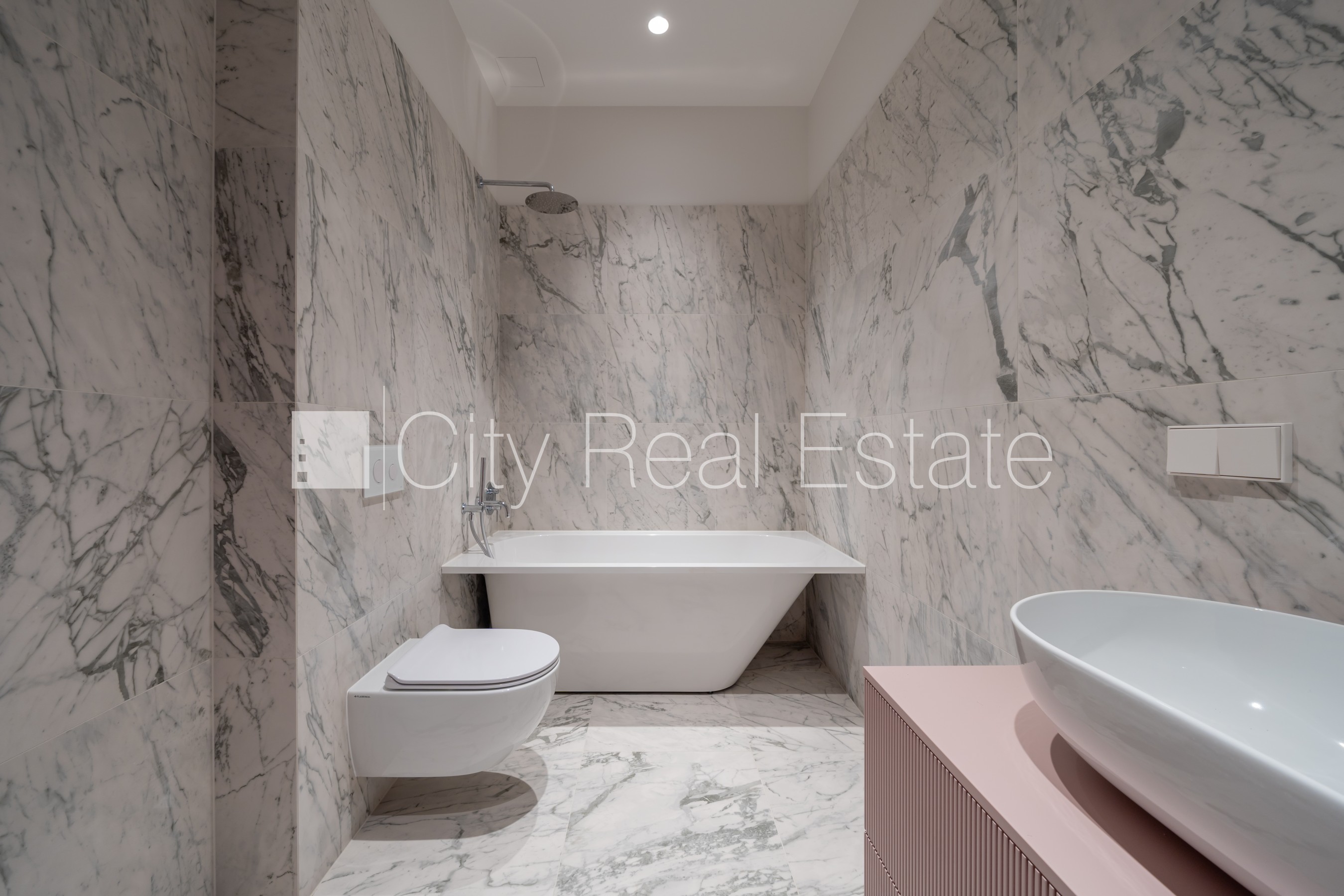 Sludinājumi. Fasādes māja, renovēta māja, labiekārtots apzaļumots pagalms, ieeja no ielas, ir lifts, kāpņu telpa Cena: 361200 EUR Foto #16