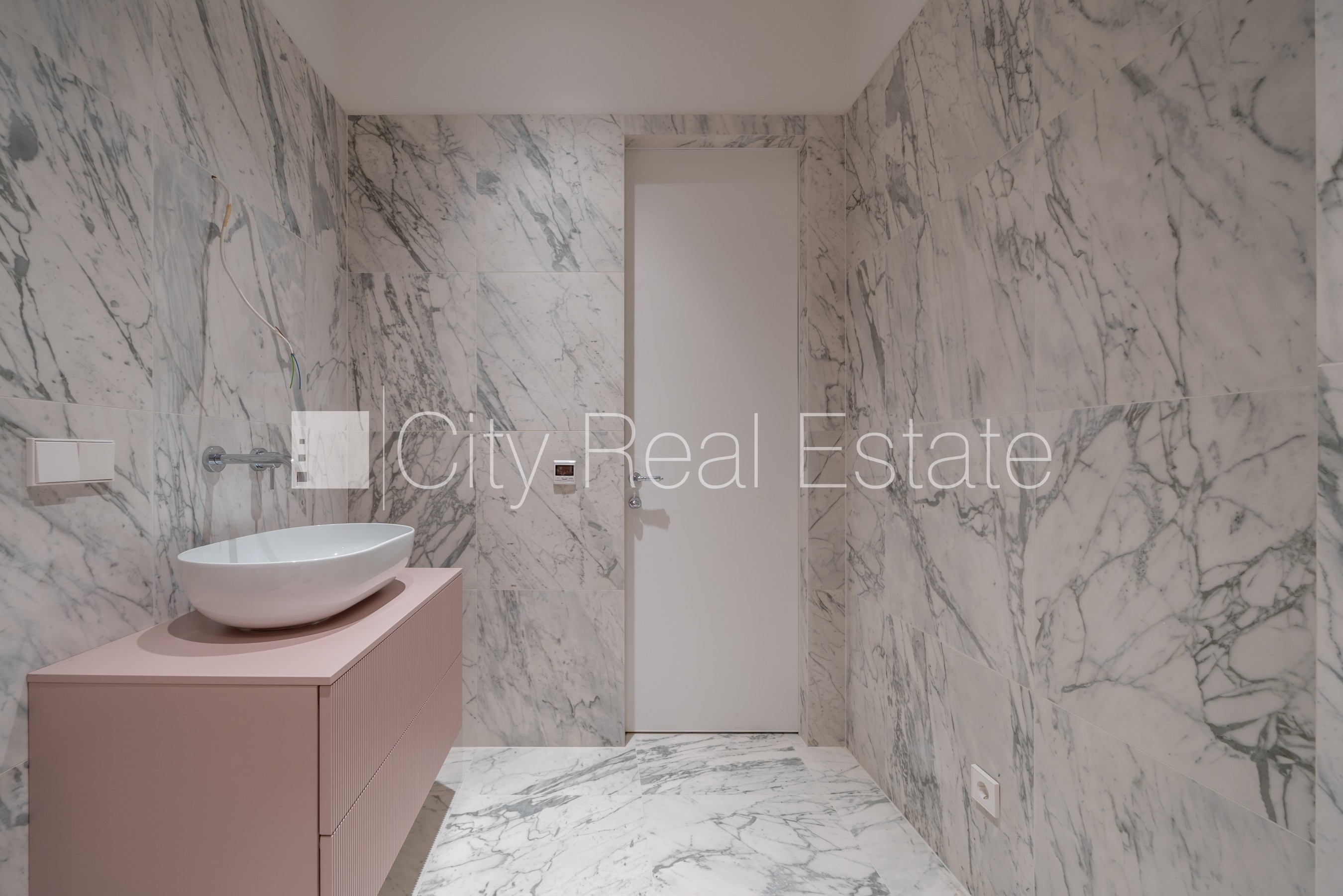 Sludinājumi. Fasādes māja, renovēta māja, labiekārtots apzaļumots pagalms, ieeja no ielas, ir lifts, kāpņu telpa Cena: 361200 EUR Foto #19