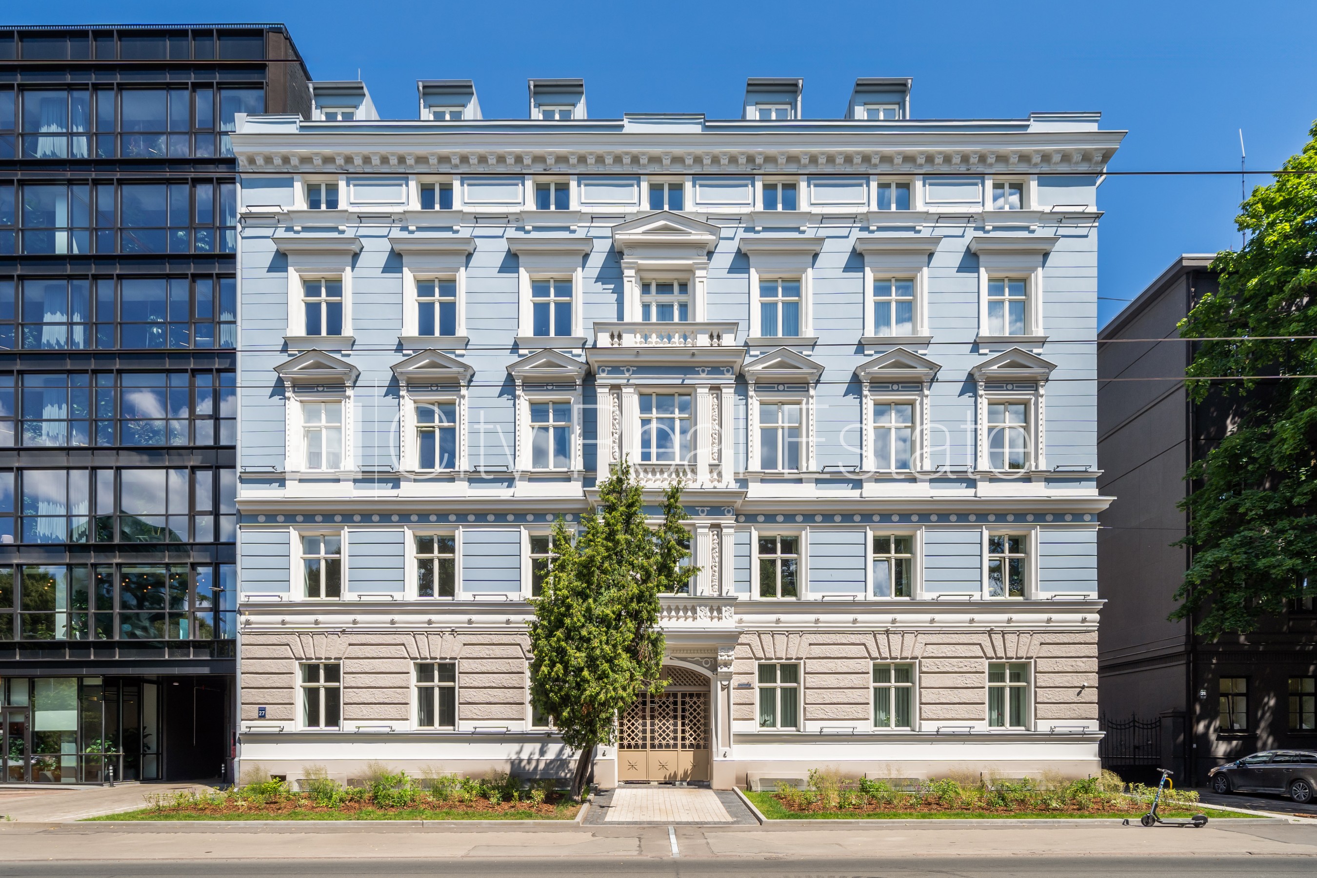 Sludinājumi. Fasādes māja, renovēta māja, labiekārtots apzaļumots pagalms, ieeja no ielas, ir lifts, kāpņu telpa Cena: 361200 EUR Foto #1