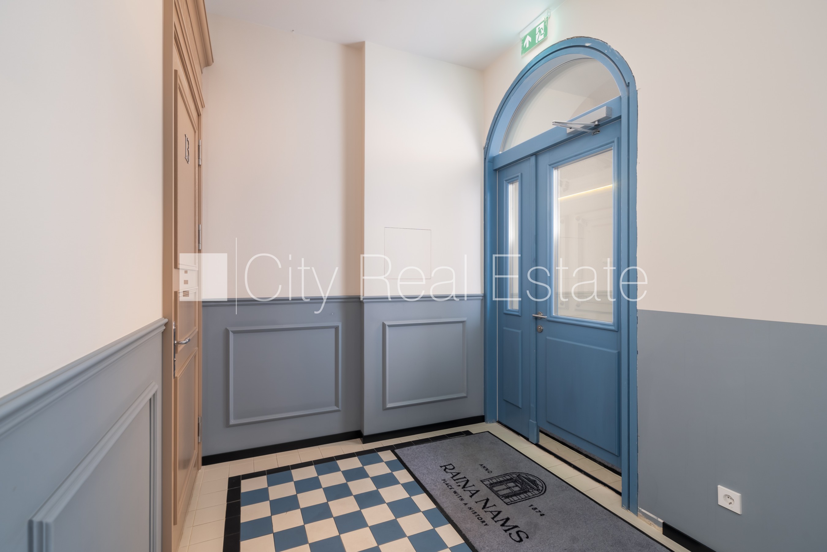 Sludinājumi. Fasādes māja, renovēta māja, labiekārtots apzaļumots pagalms, ieeja no ielas, ir lifts, kāpņu telpa Cena: 361200 EUR Foto #23