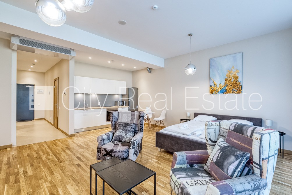 Sludinājumi. Jaunceltne, fasādes māja, zaļā teritorija, iežogota teritorija, vieta automašīnai, ieeja no ielas, Cena: 720 EUR/mēn Foto #1