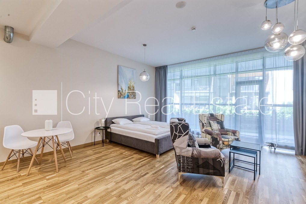 Sludinājumi. Jaunceltne, fasādes māja, zaļā teritorija, iežogota teritorija, vieta automašīnai, ieeja no ielas, Cena: 720 EUR/mēn Foto #2