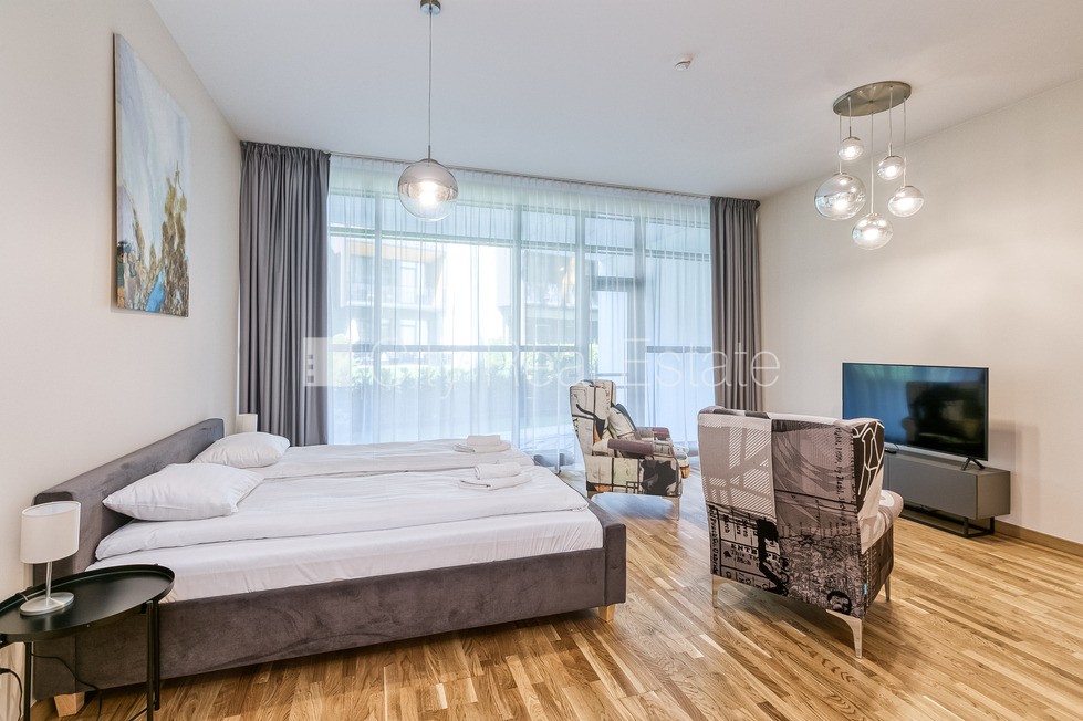 Sludinājumi. Jaunceltne, fasādes māja, zaļā teritorija, iežogota teritorija, vieta automašīnai, ieeja no ielas, Cena: 720 EUR/mēn Foto #3