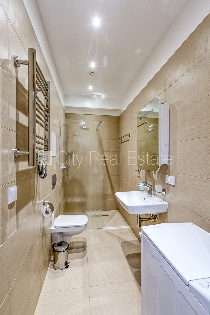 Sludinājumi. Jaunceltne, fasādes māja, zaļā teritorija, iežogota teritorija, vieta automašīnai, ieeja no ielas, Cena: 720 EUR/mēn Foto #4