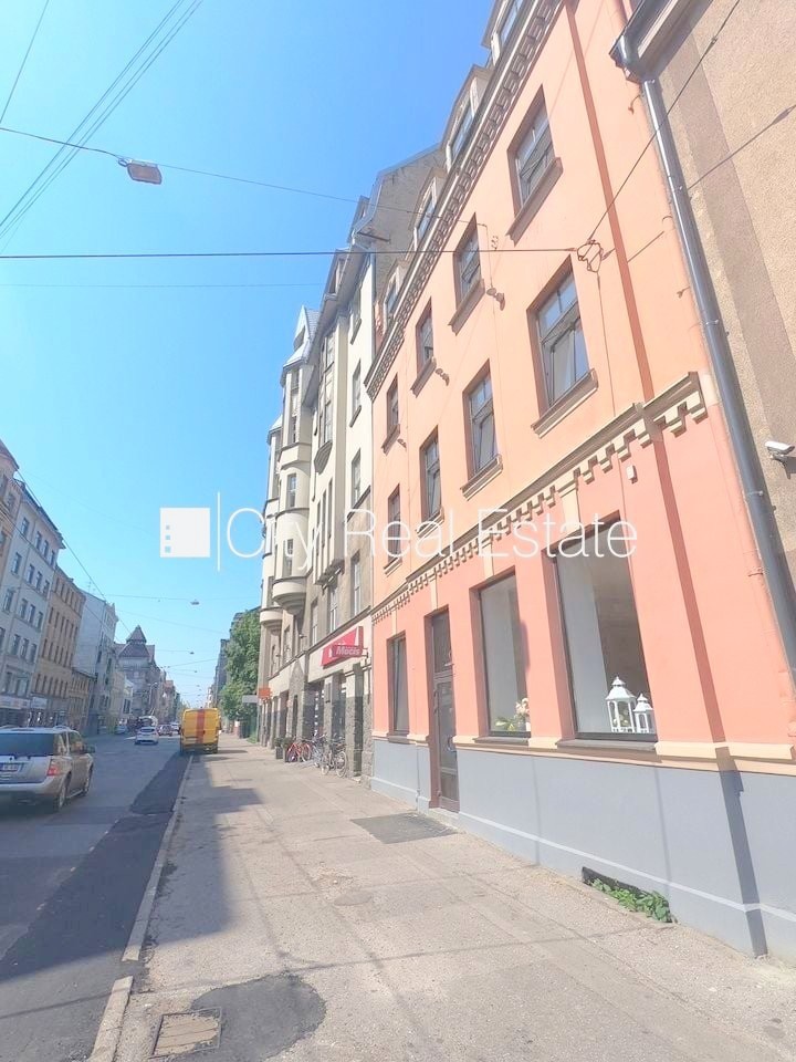 Sludinājumi. Fasādes māja, slēgts pagalms, iespēja nomāt autostāvvietu, ieeja no ielas, kāpņu telpa pēc Cena: 460 EUR/mēn Foto #16