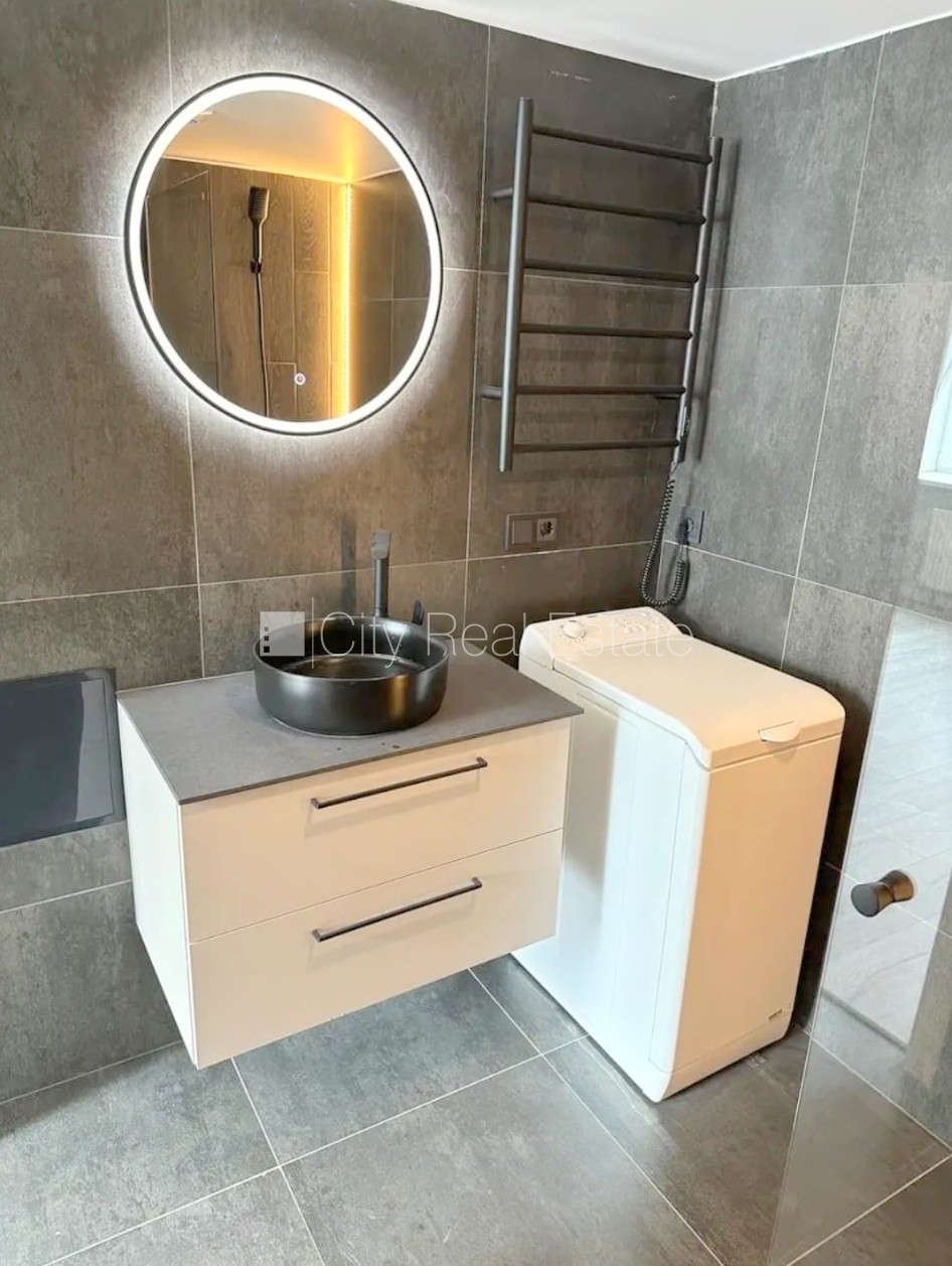 Sludinājumi. Fasādes māja, slēgts pagalms, iespēja nomāt autostāvvietu, ieeja no ielas, kāpņu telpa pēc Cena: 460 EUR/mēn Foto #8