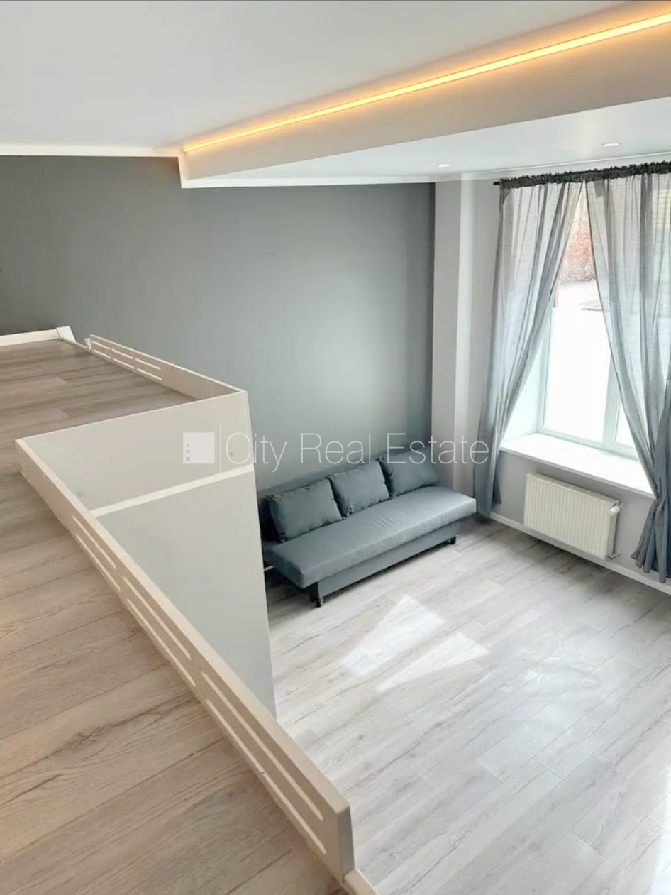 Sludinājumi. Fasādes māja, slēgts pagalms, iespēja nomāt autostāvvietu, ieeja no ielas, kāpņu telpa pēc Cena: 460 EUR/mēn Foto #4