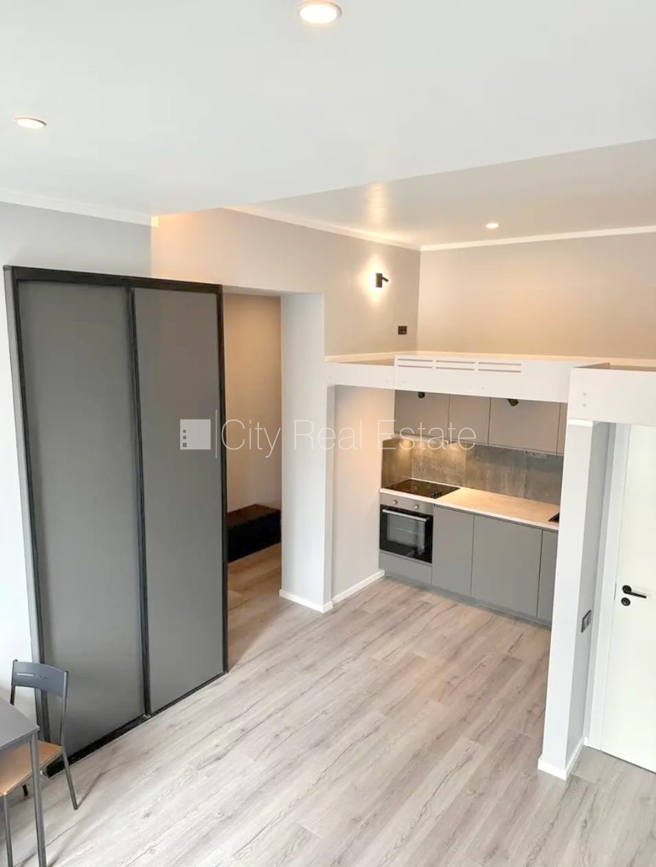 Sludinājumi. Fasādes māja, slēgts pagalms, iespēja nomāt autostāvvietu, ieeja no ielas, kāpņu telpa pēc Cena: 460 EUR/mēn Foto #1