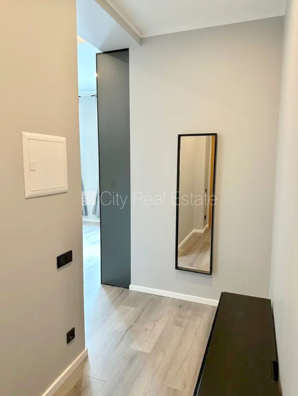 Sludinājumi. Fasādes māja, slēgts pagalms, iespēja nomāt autostāvvietu, ieeja no ielas, kāpņu telpa pēc Cena: 460 EUR/mēn Foto #11