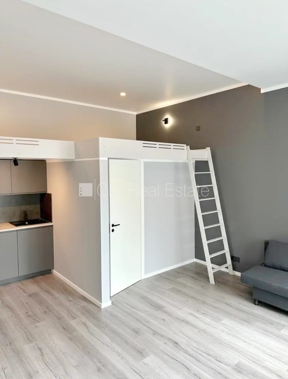 Sludinājumi. Fasādes māja, slēgts pagalms, iespēja nomāt autostāvvietu, ieeja no ielas, kāpņu telpa pēc Cena: 460 EUR/mēn Foto #2