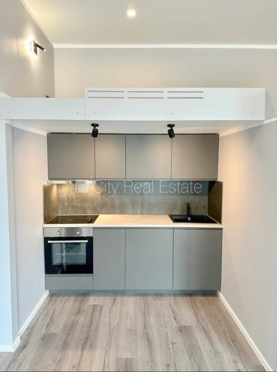 Sludinājumi. Fasādes māja, slēgts pagalms, iespēja nomāt autostāvvietu, ieeja no ielas, kāpņu telpa pēc Cena: 460 EUR/mēn Foto #3