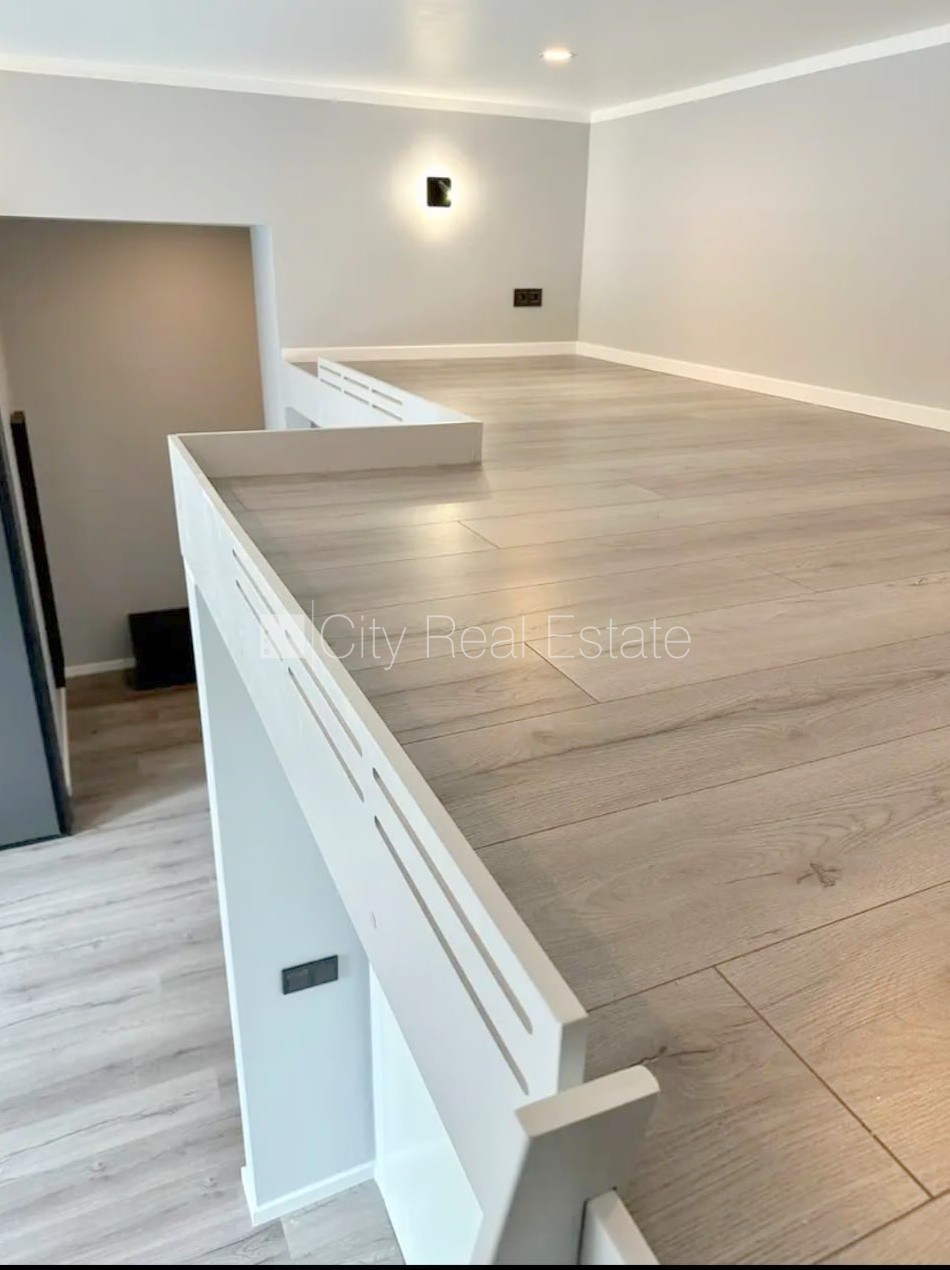 Sludinājumi. Fasādes māja, slēgts pagalms, iespēja nomāt autostāvvietu, ieeja no ielas, kāpņu telpa pēc Cena: 460 EUR/mēn Foto #5