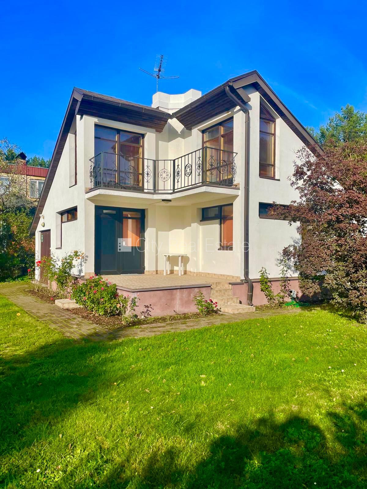 Sludinājumi. Vasarnīca, gāzbetona bloku sienas, labiekārtota apzaļumota teritorija, slēgta teritorija, garāža Cena: 118000 EUR Foto #1