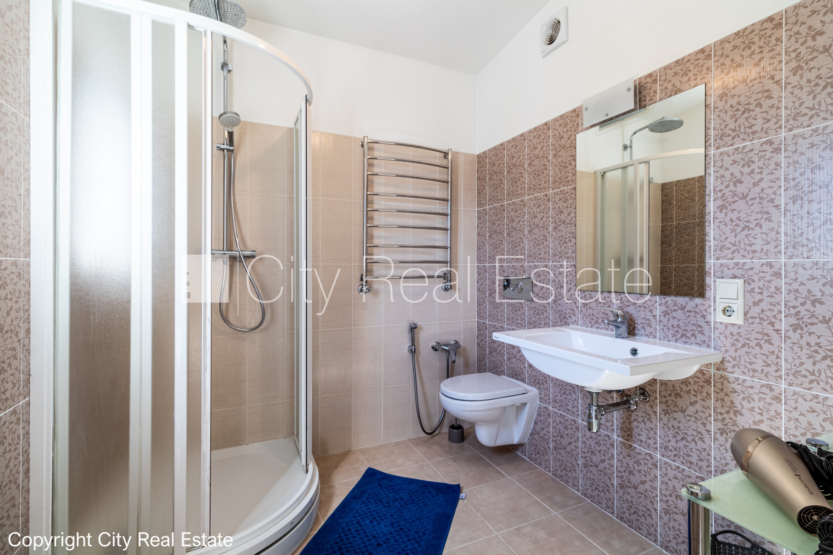 Sludinājumi. Rindu māja, apsaimniekošanas maksa mēnesī 100 EUR, labiekārtota apzaļumota teritorija, labiekārtots Cena: 1700 EUR/mēn Foto #19