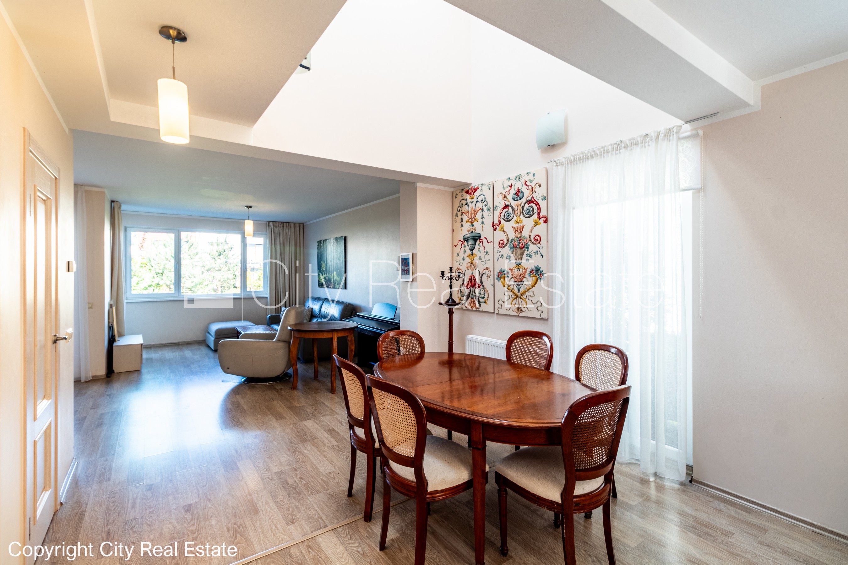 Sludinājumi. Rindu māja, apsaimniekošanas maksa mēnesī 100 EUR, labiekārtota apzaļumota teritorija, labiekārtots Cena: 1700 EUR/mēn Foto #1