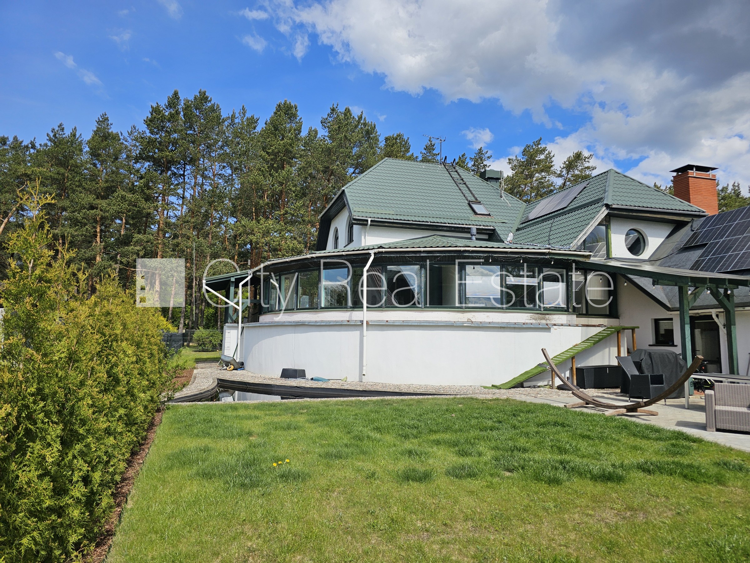 Sludinājumi. Dvīņu māja, uzstādīti saules enerģijas paneļi, slēgta teritorija, teritorijas iebrauktuves vārti Cena: 2200 EUR/mēn Foto #1