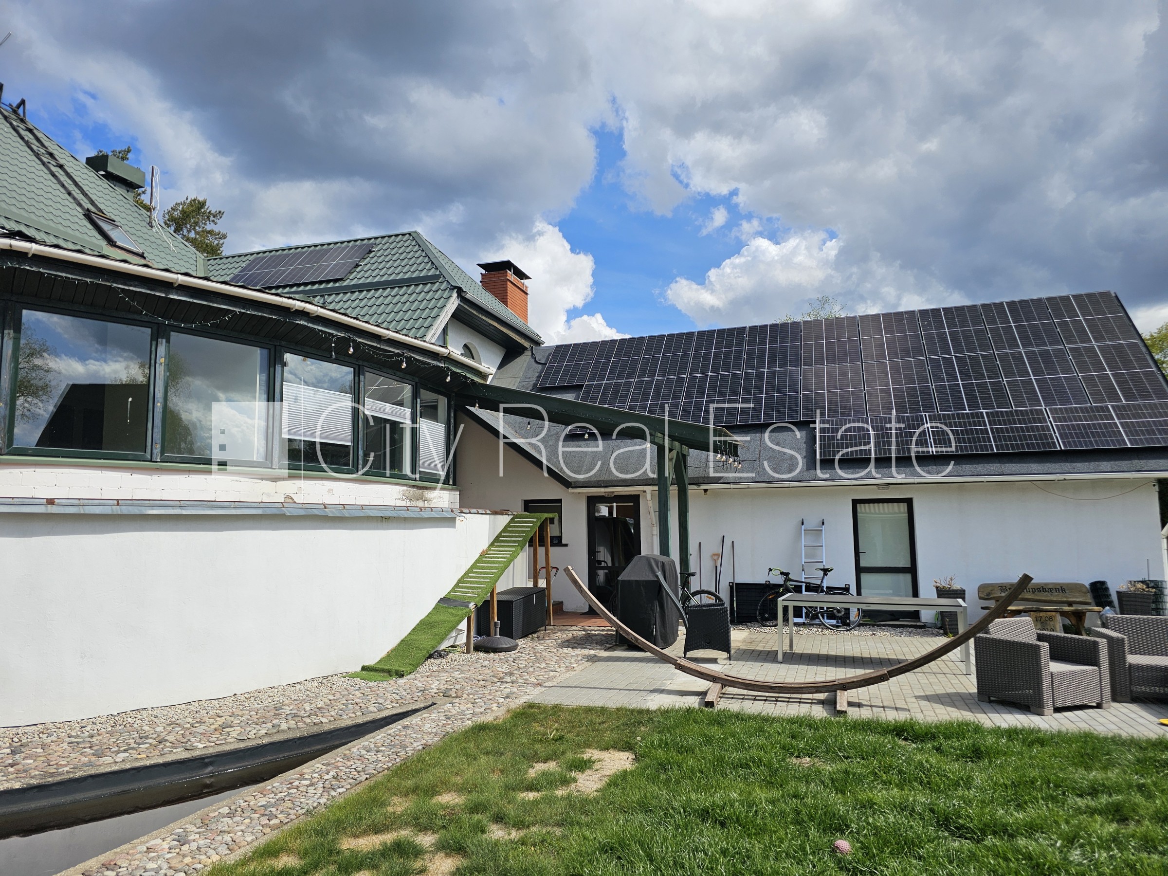 Sludinājumi. Dvīņu māja, uzstādīti saules enerģijas paneļi, slēgta teritorija, teritorijas iebrauktuves vārti Cena: 2200 EUR/mēn Foto #3