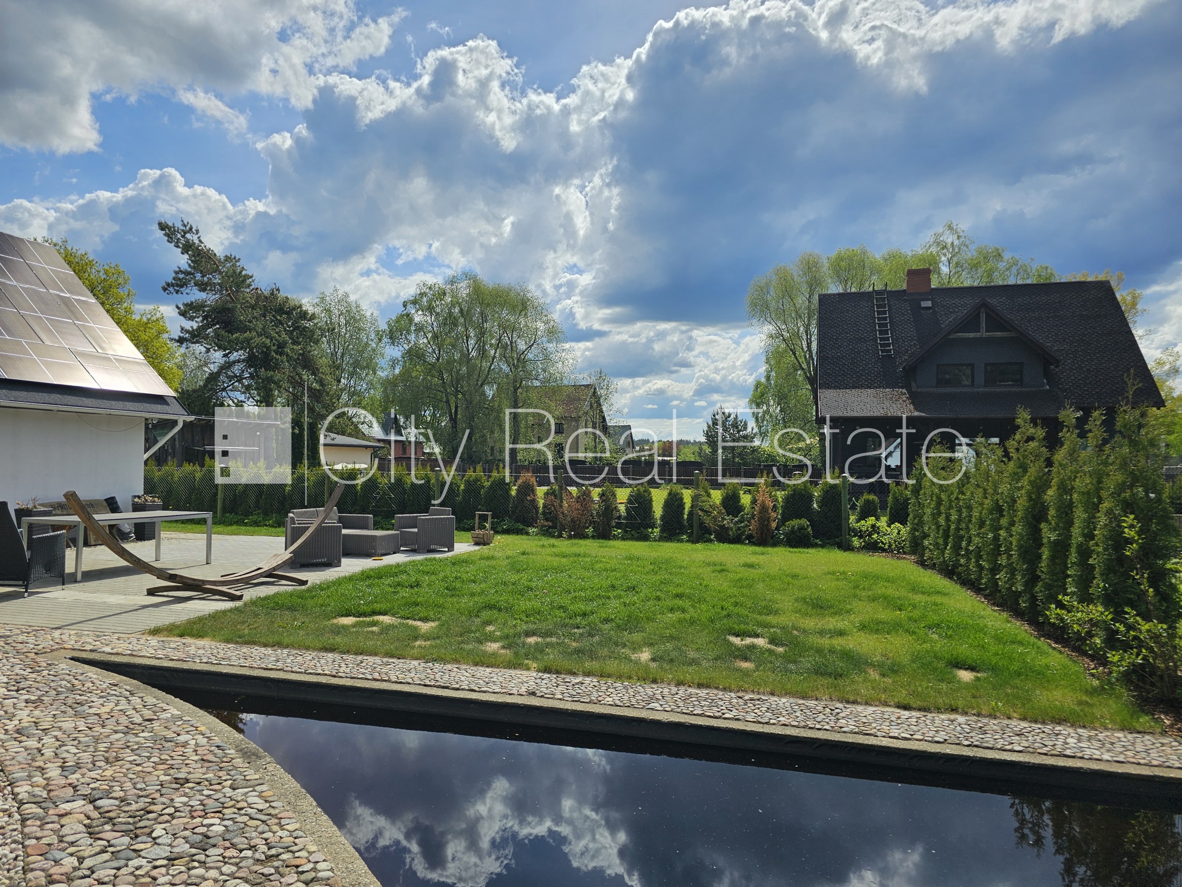 Sludinājumi. Dvīņu māja, uzstādīti saules enerģijas paneļi, slēgta teritorija, teritorijas iebrauktuves vārti Cena: 2200 EUR/mēn Foto #4