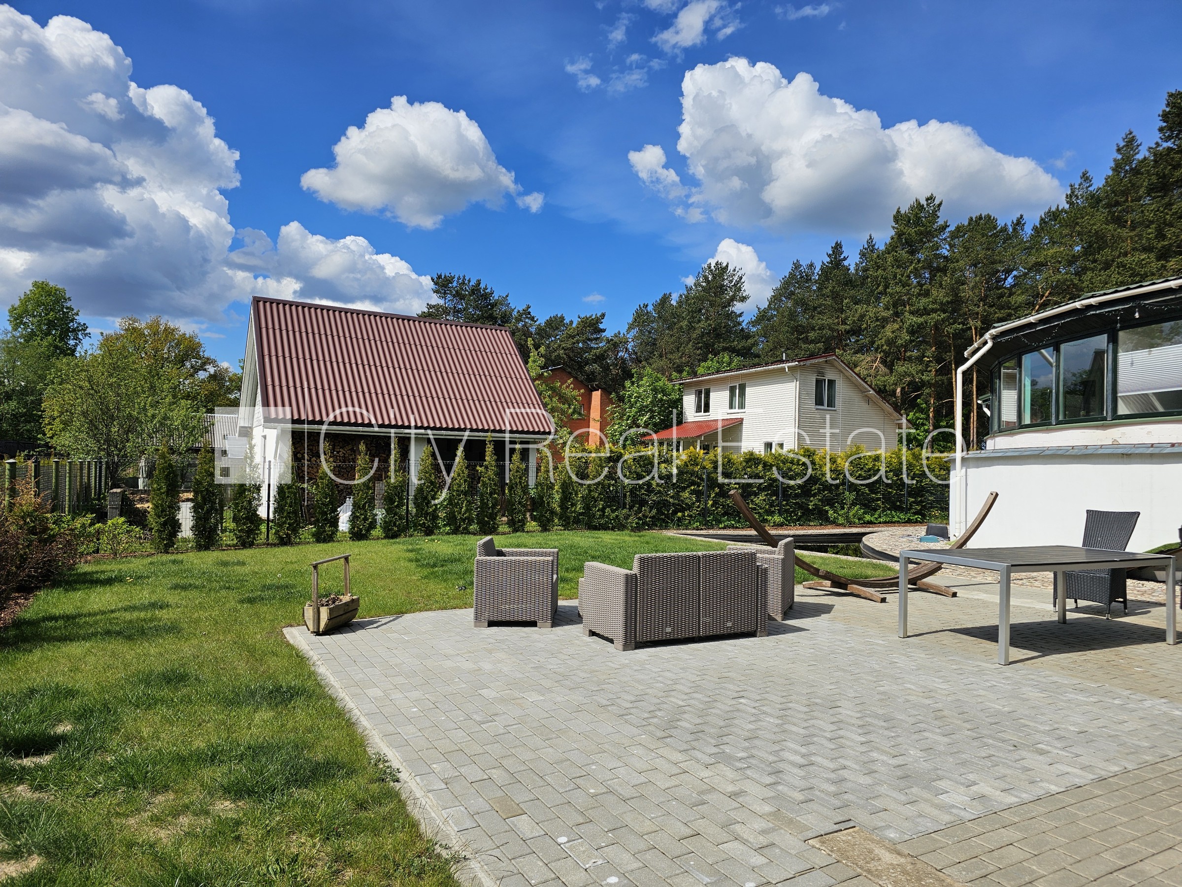 Sludinājumi. Dvīņu māja, uzstādīti saules enerģijas paneļi, slēgta teritorija, teritorijas iebrauktuves vārti Cena: 2200 EUR/mēn Foto #5