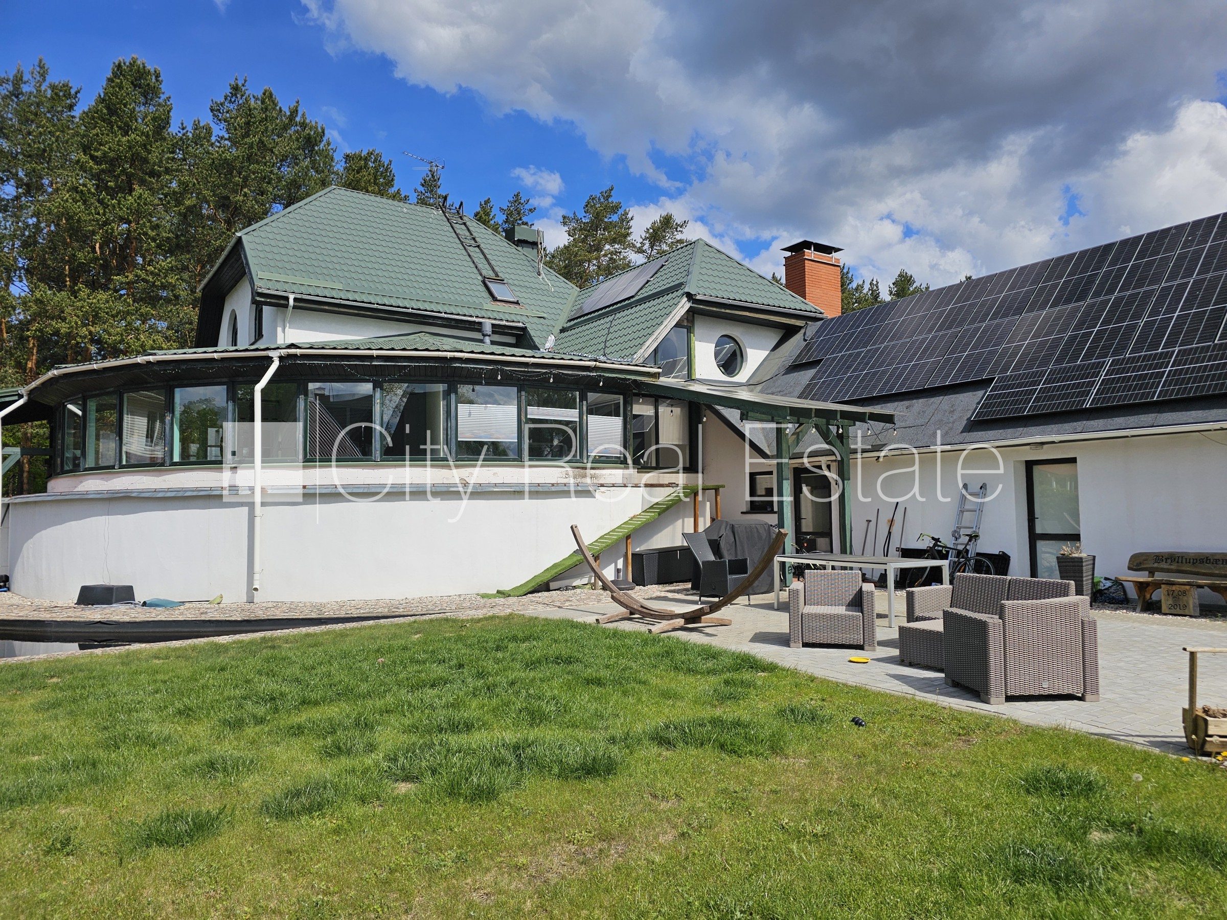 Sludinājumi. Dvīņu māja, uzstādīti saules enerģijas paneļi, slēgta teritorija, teritorijas iebrauktuves vārti Cena: 2200 EUR/mēn Foto #6