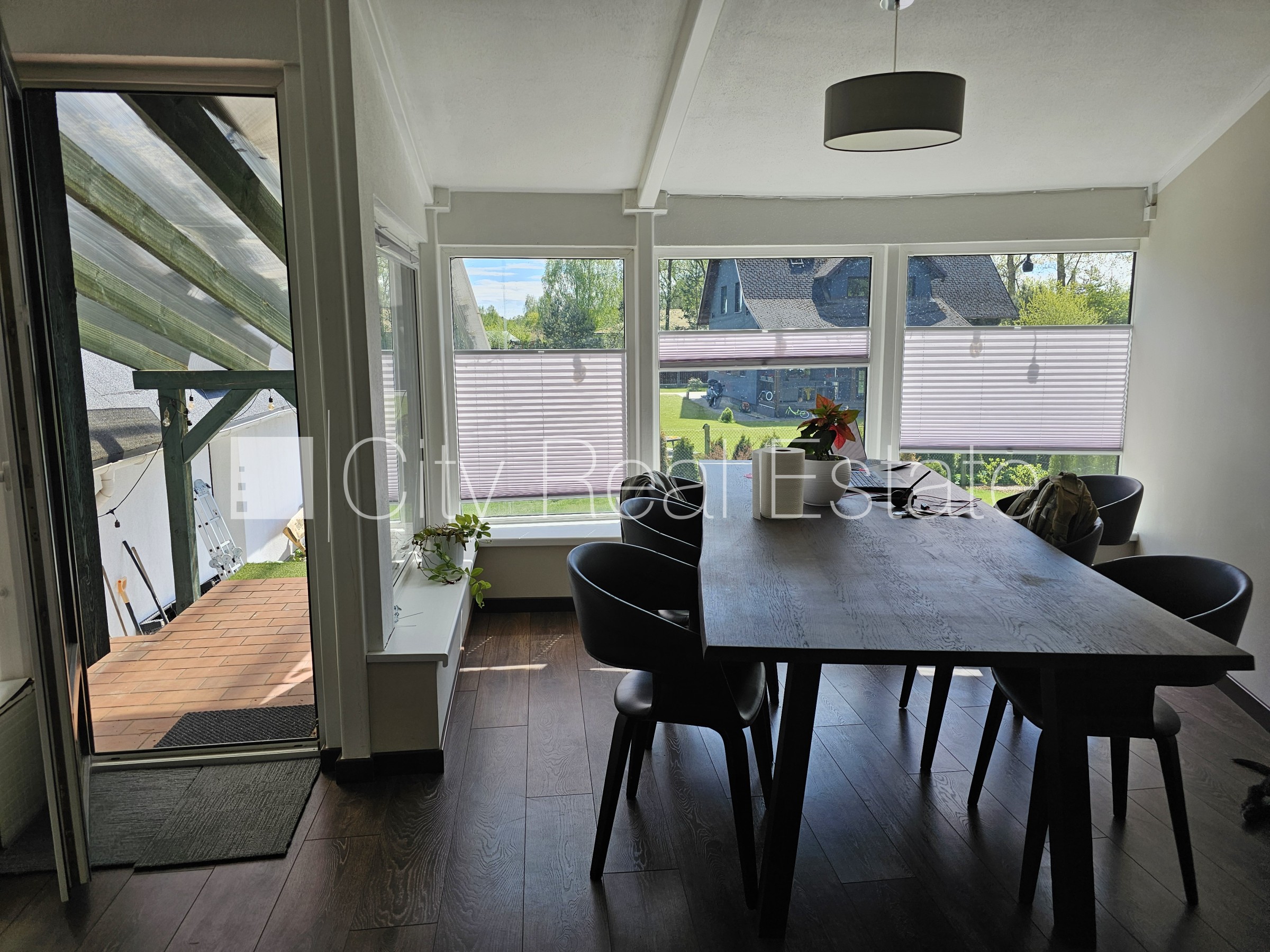 Sludinājumi. Dvīņu māja, uzstādīti saules enerģijas paneļi, slēgta teritorija, teritorijas iebrauktuves vārti Cena: 2200 EUR/mēn Foto #8