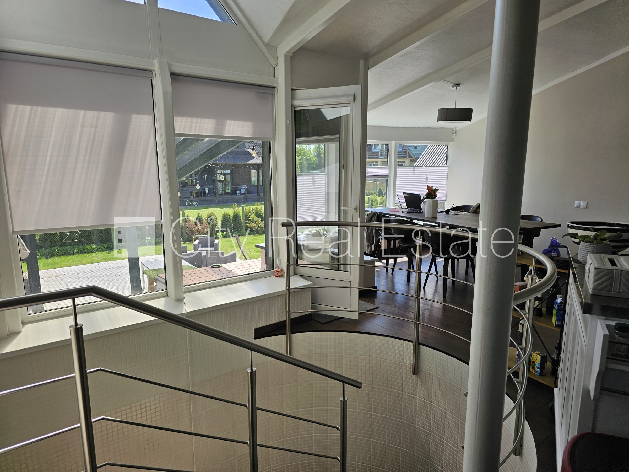 Sludinājumi. Dvīņu māja, uzstādīti saules enerģijas paneļi, slēgta teritorija, teritorijas iebrauktuves vārti Cena: 2200 EUR/mēn Foto #9