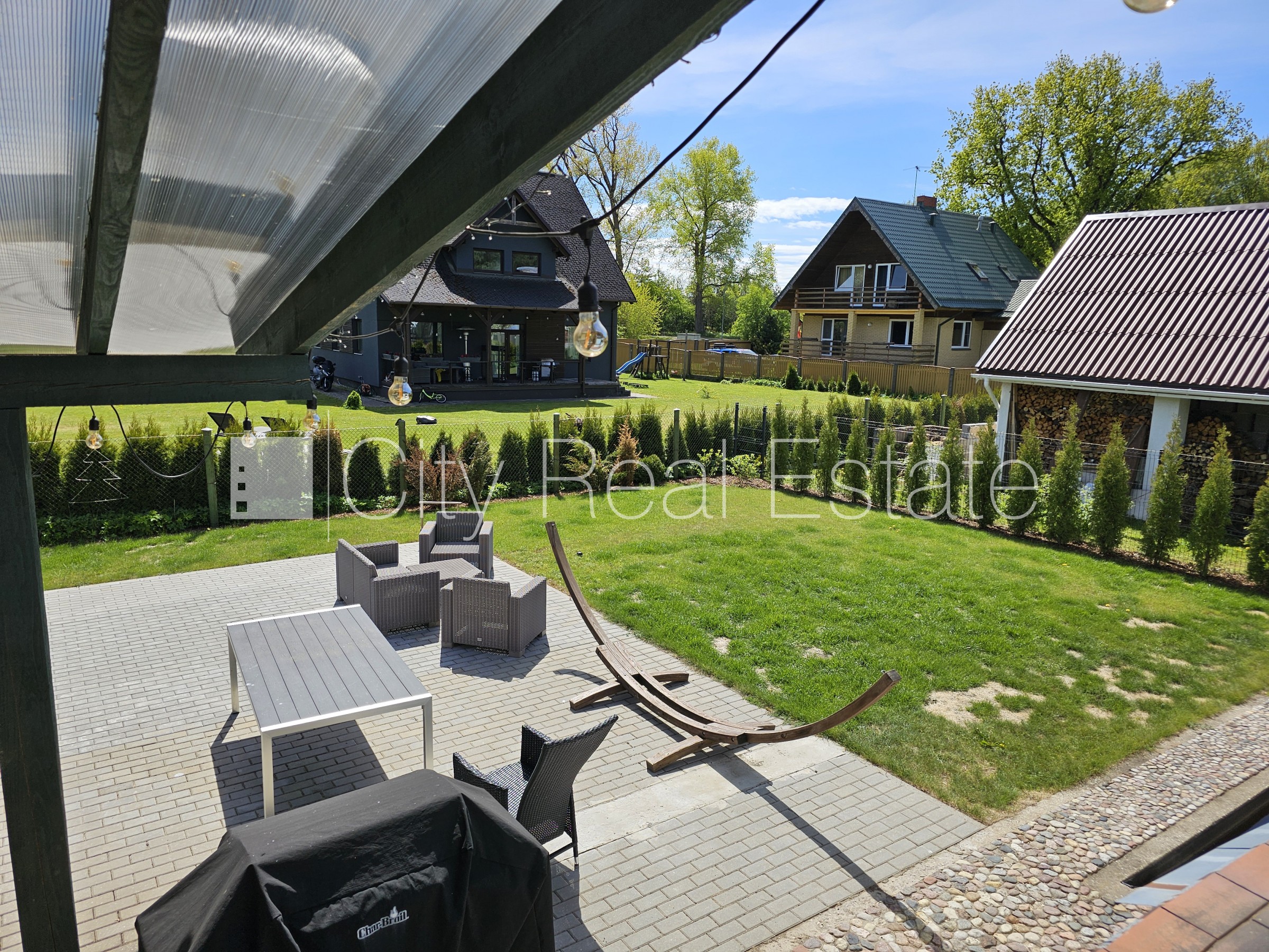 Sludinājumi. Dvīņu māja, uzstādīti saules enerģijas paneļi, slēgta teritorija, teritorijas iebrauktuves vārti Cena: 2200 EUR/mēn Foto #7