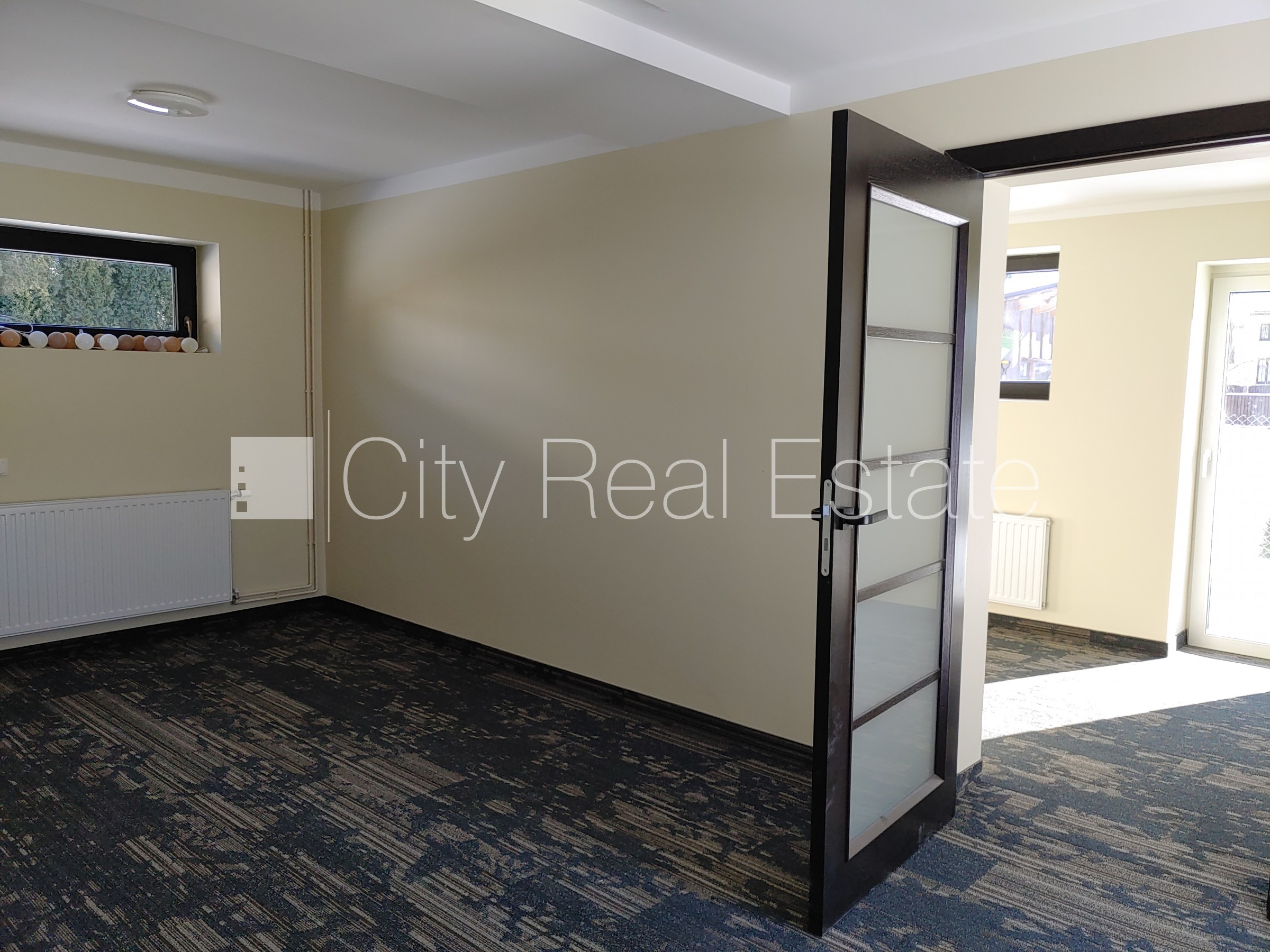 Sludinājumi. Dvīņu māja, uzstādīti saules enerģijas paneļi, slēgta teritorija, teritorijas iebrauktuves vārti Cena: 2200 EUR/mēn Foto #22