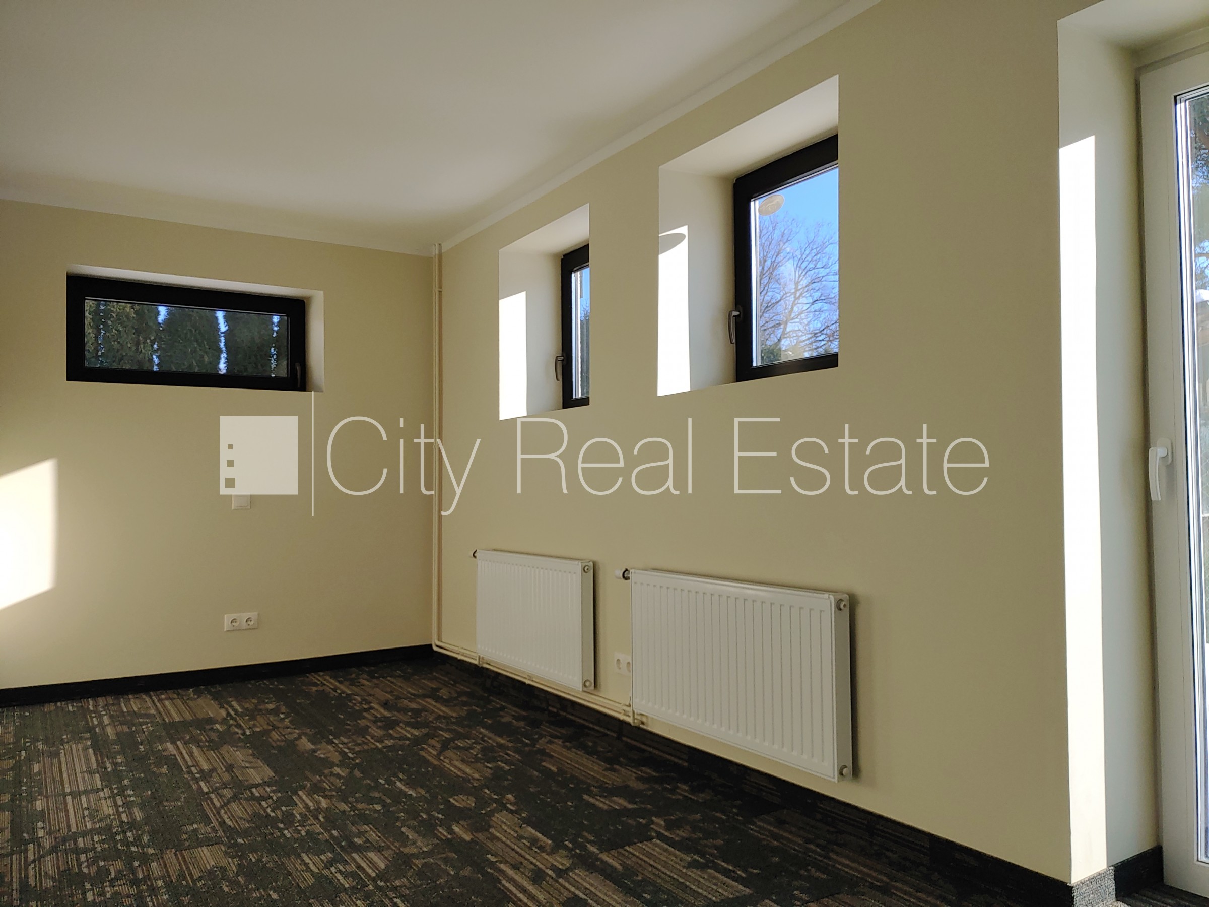 Sludinājumi. Dvīņu māja, uzstādīti saules enerģijas paneļi, slēgta teritorija, teritorijas iebrauktuves vārti Cena: 2200 EUR/mēn Foto #24