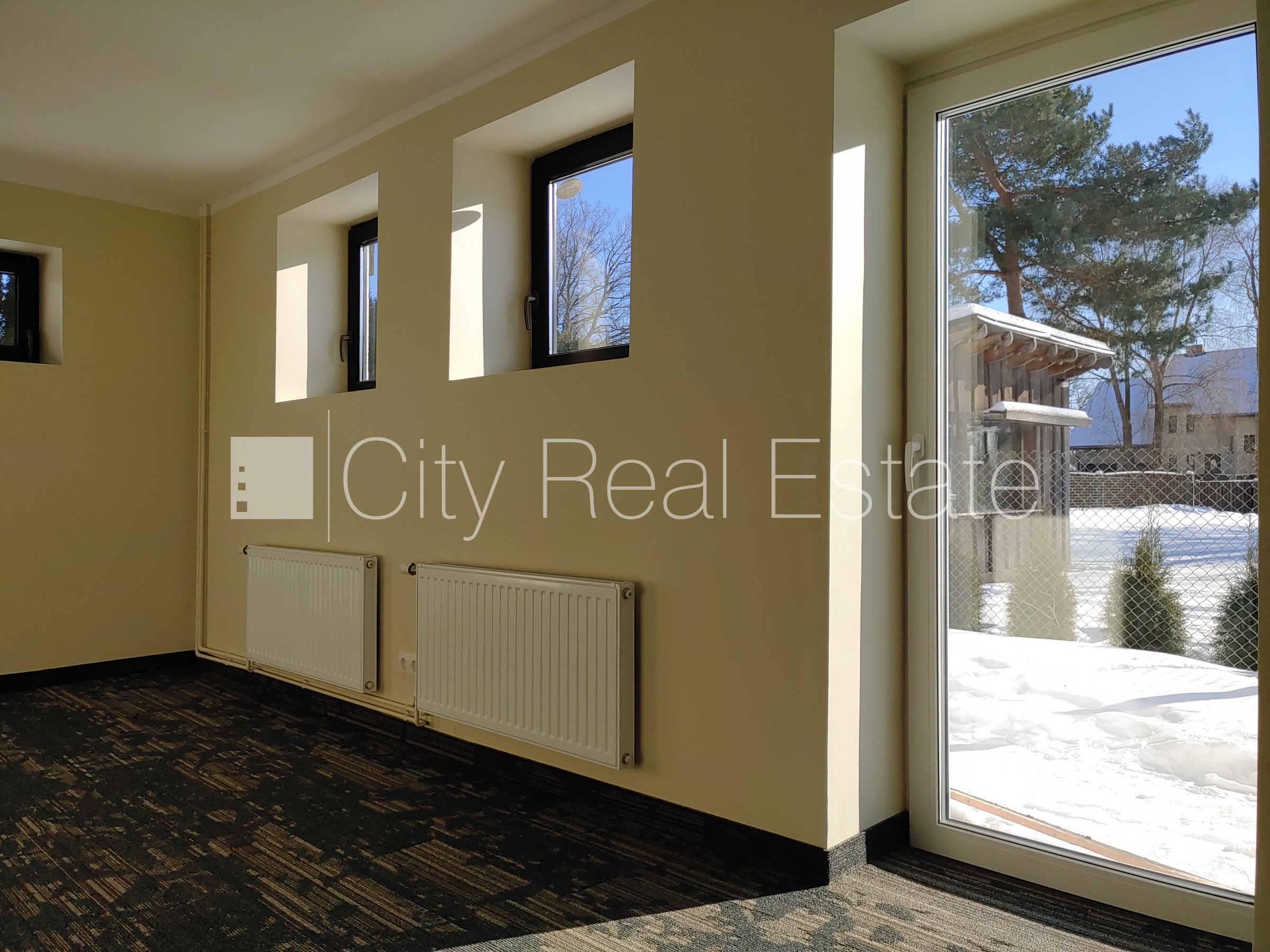 Sludinājumi. Dvīņu māja, uzstādīti saules enerģijas paneļi, slēgta teritorija, teritorijas iebrauktuves vārti Cena: 2200 EUR/mēn Foto #25