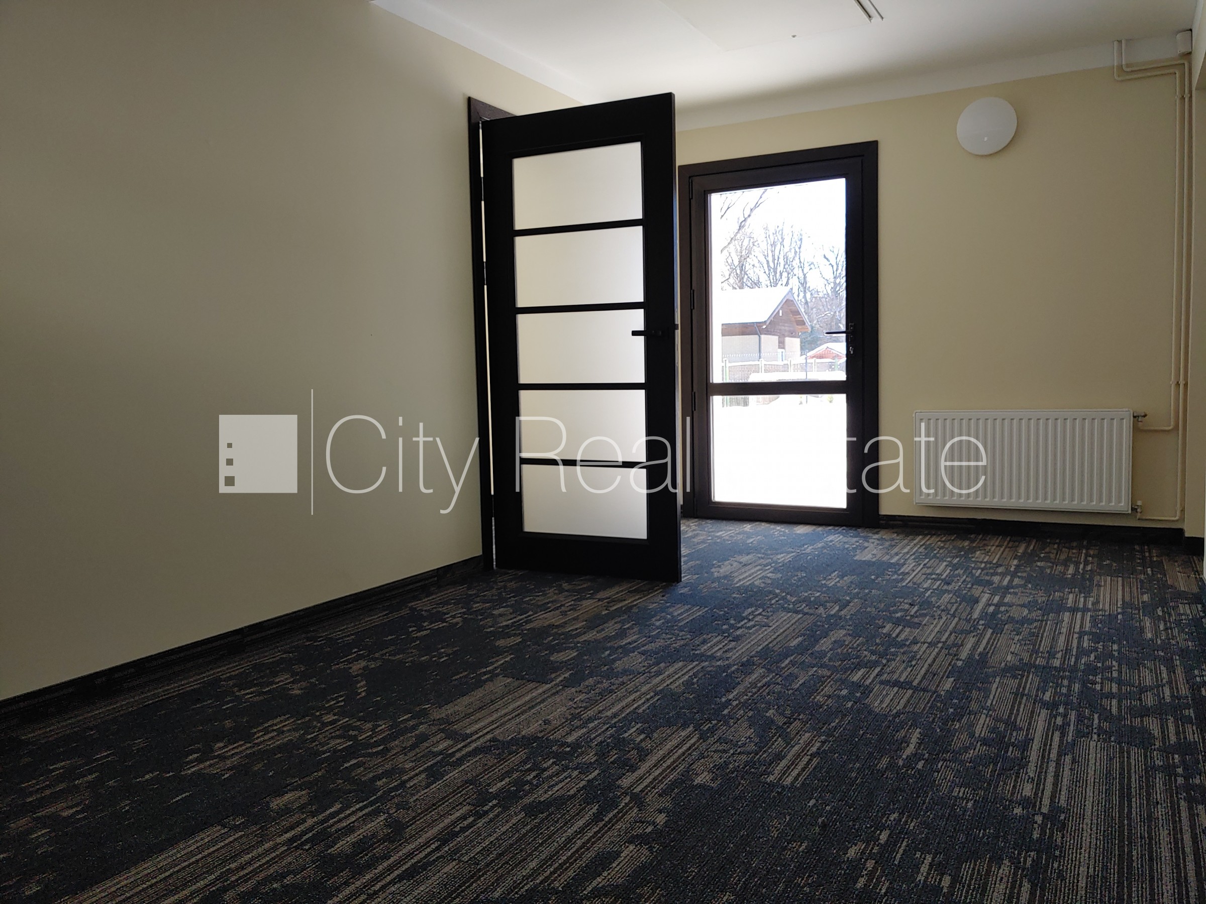 Sludinājumi. Dvīņu māja, uzstādīti saules enerģijas paneļi, slēgta teritorija, teritorijas iebrauktuves vārti Cena: 2200 EUR/mēn Foto #21