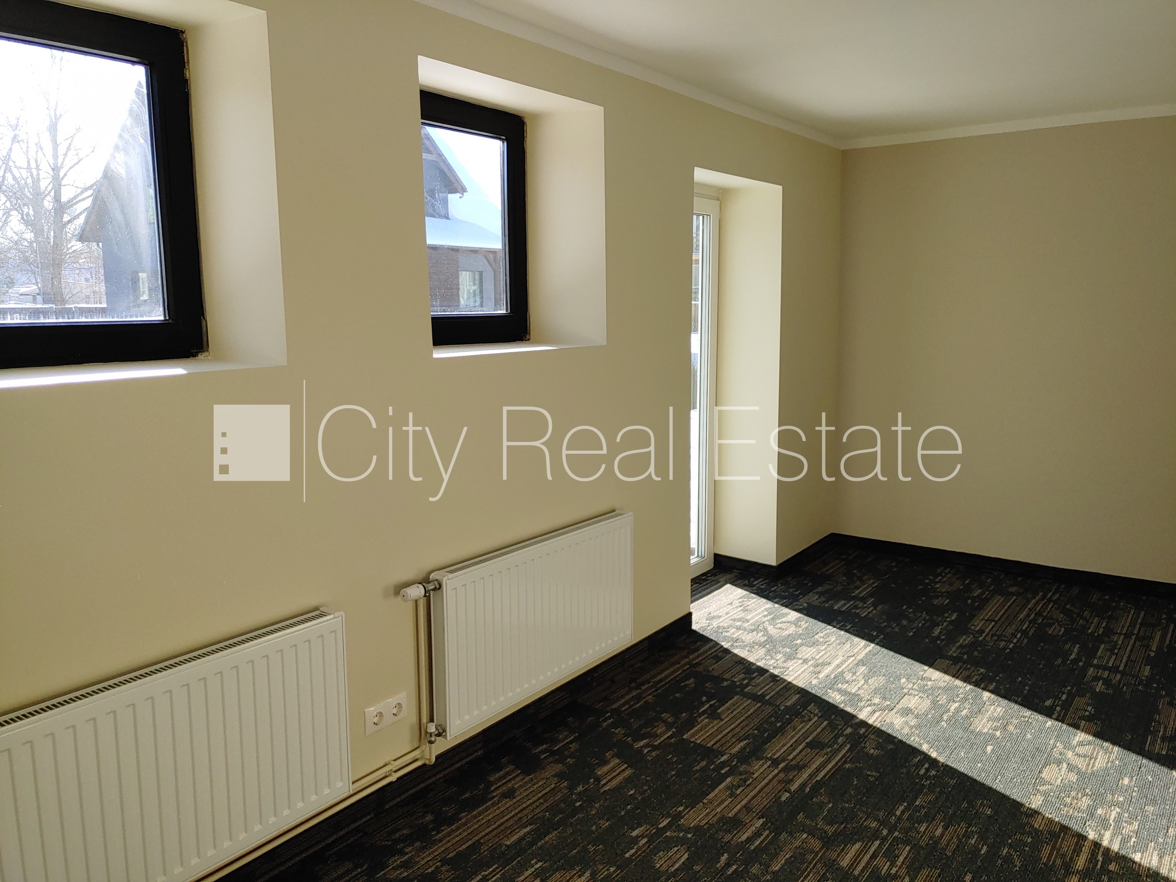 Sludinājumi. Dvīņu māja, uzstādīti saules enerģijas paneļi, slēgta teritorija, teritorijas iebrauktuves vārti Cena: 2200 EUR/mēn Foto #23