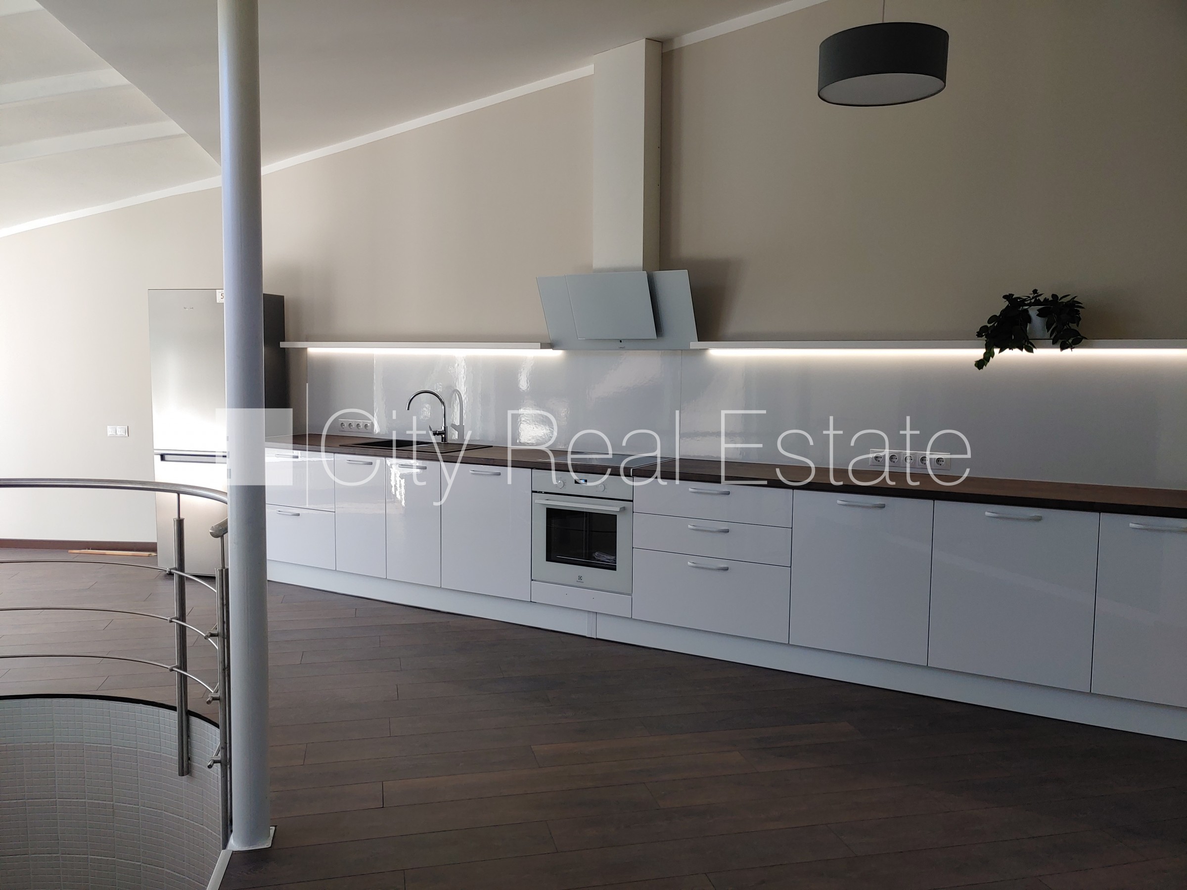 Sludinājumi. Dvīņu māja, uzstādīti saules enerģijas paneļi, slēgta teritorija, teritorijas iebrauktuves vārti Cena: 2200 EUR/mēn Foto #10