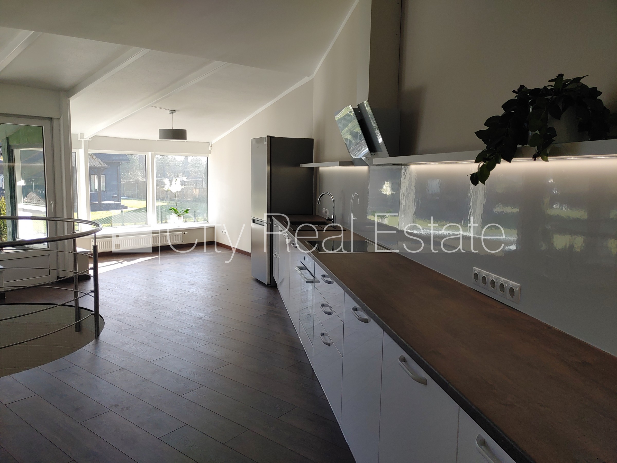 Sludinājumi. Dvīņu māja, uzstādīti saules enerģijas paneļi, slēgta teritorija, teritorijas iebrauktuves vārti Cena: 2200 EUR/mēn Foto #11