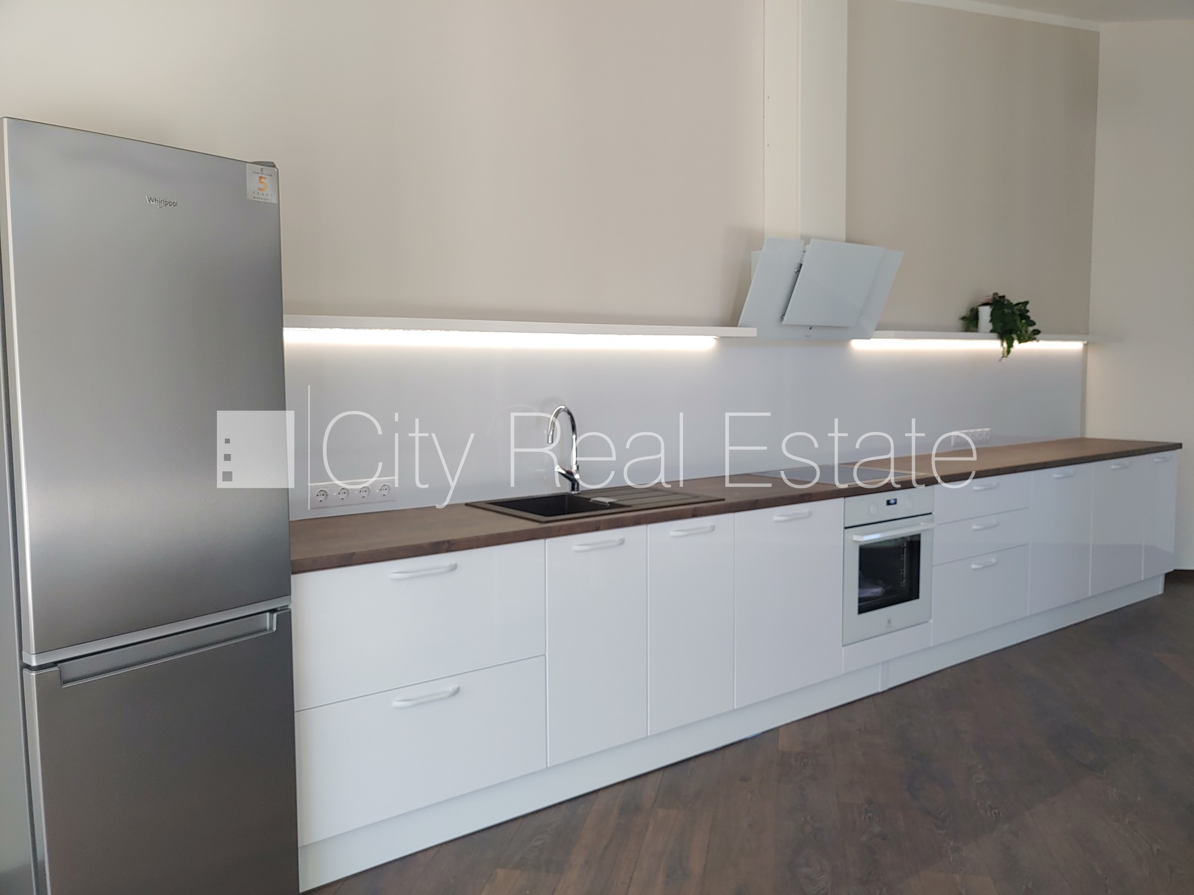 Sludinājumi. Dvīņu māja, uzstādīti saules enerģijas paneļi, slēgta teritorija, teritorijas iebrauktuves vārti Cena: 2200 EUR/mēn Foto #12