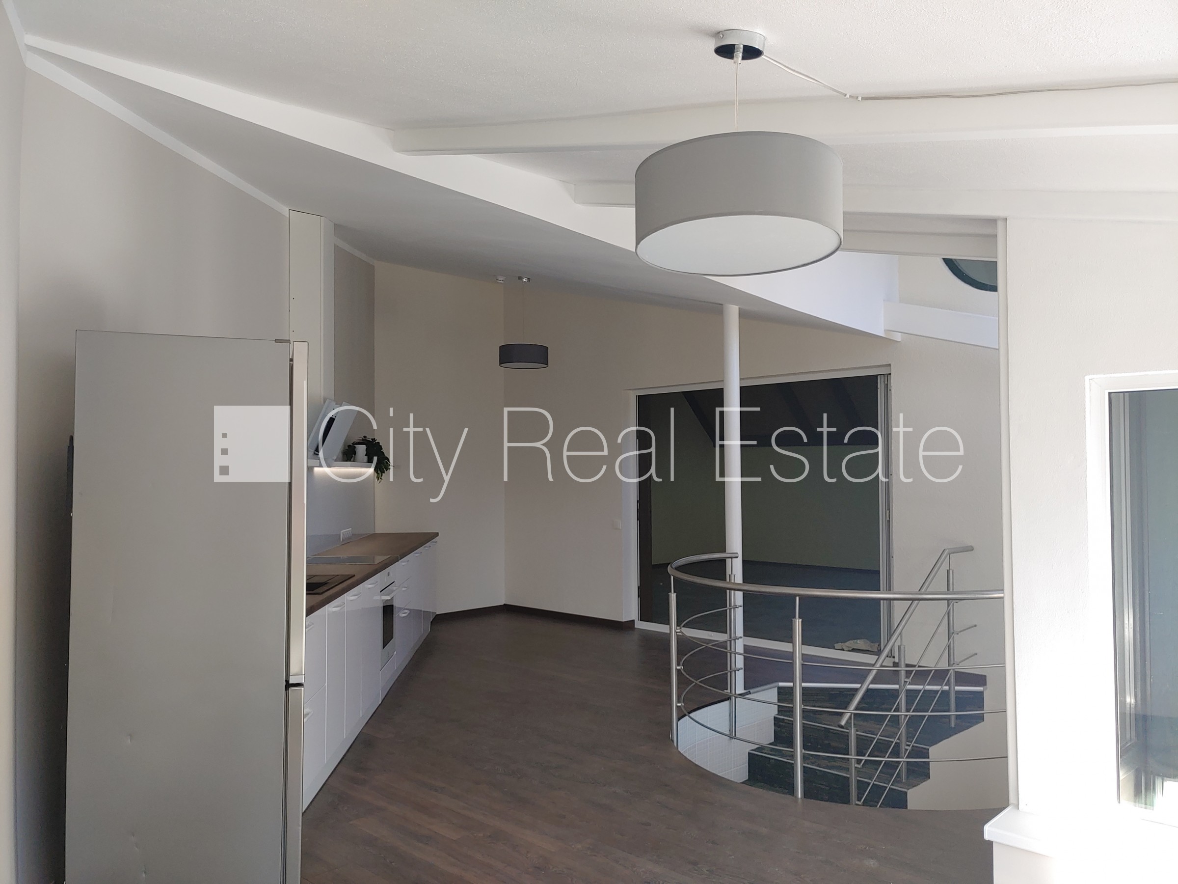 Sludinājumi. Dvīņu māja, uzstādīti saules enerģijas paneļi, slēgta teritorija, teritorijas iebrauktuves vārti Cena: 2200 EUR/mēn Foto #13